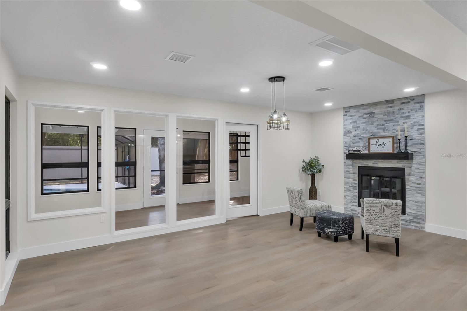 Listing photo id 1 for 1870 King Edward Drive