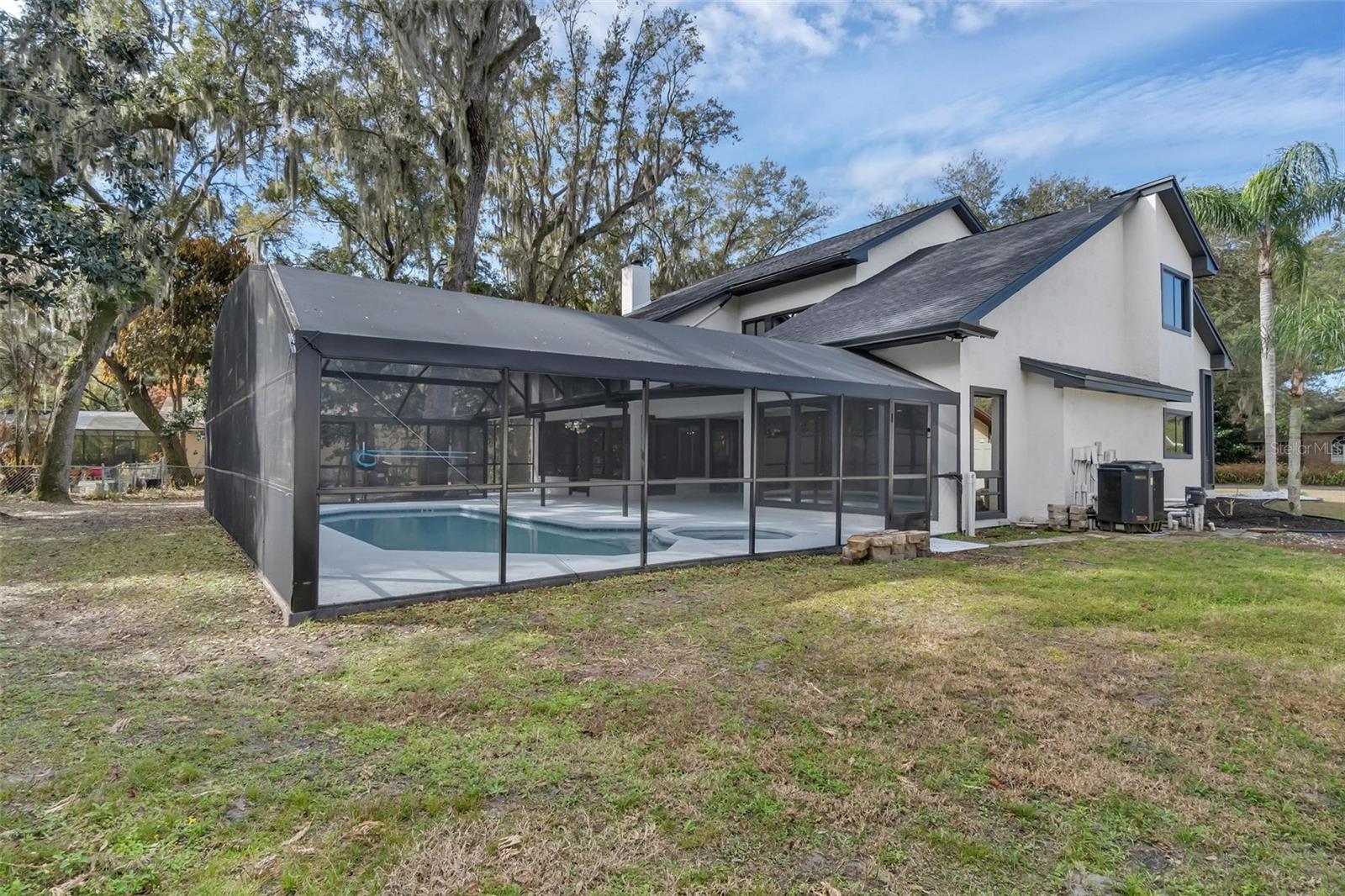 Listing photo id 28 for 1870 King Edward Drive