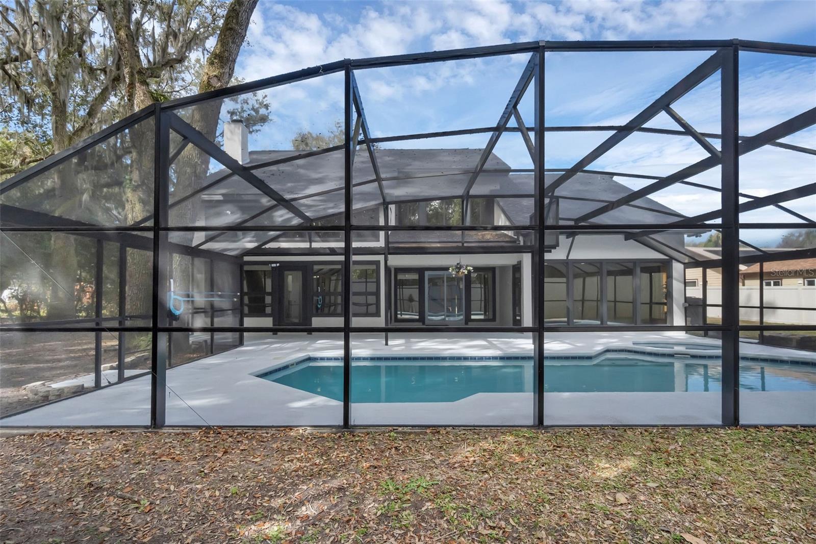 Listing photo id 29 for 1870 King Edward Drive