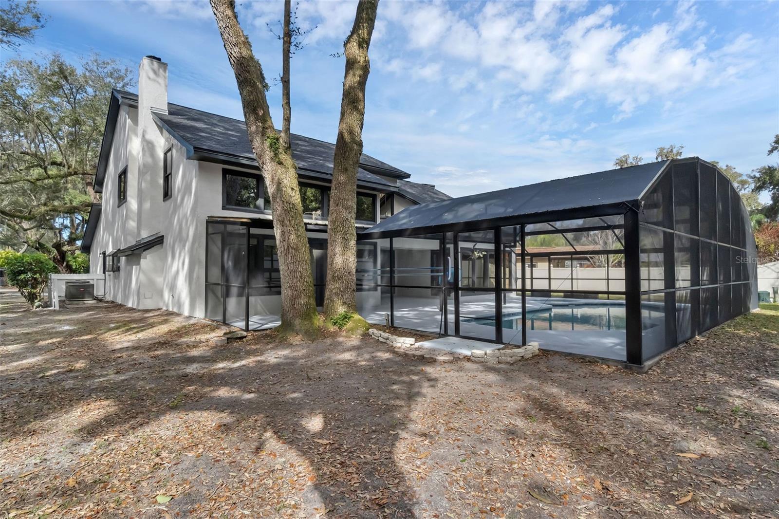 Listing photo id 30 for 1870 King Edward Drive