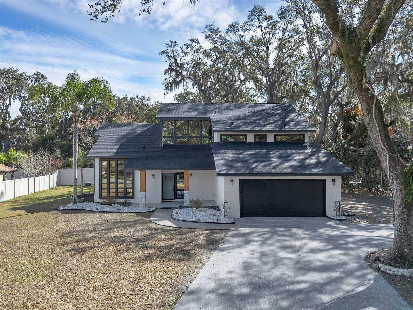 Listing photo id 32 for 1870 King Edward Drive