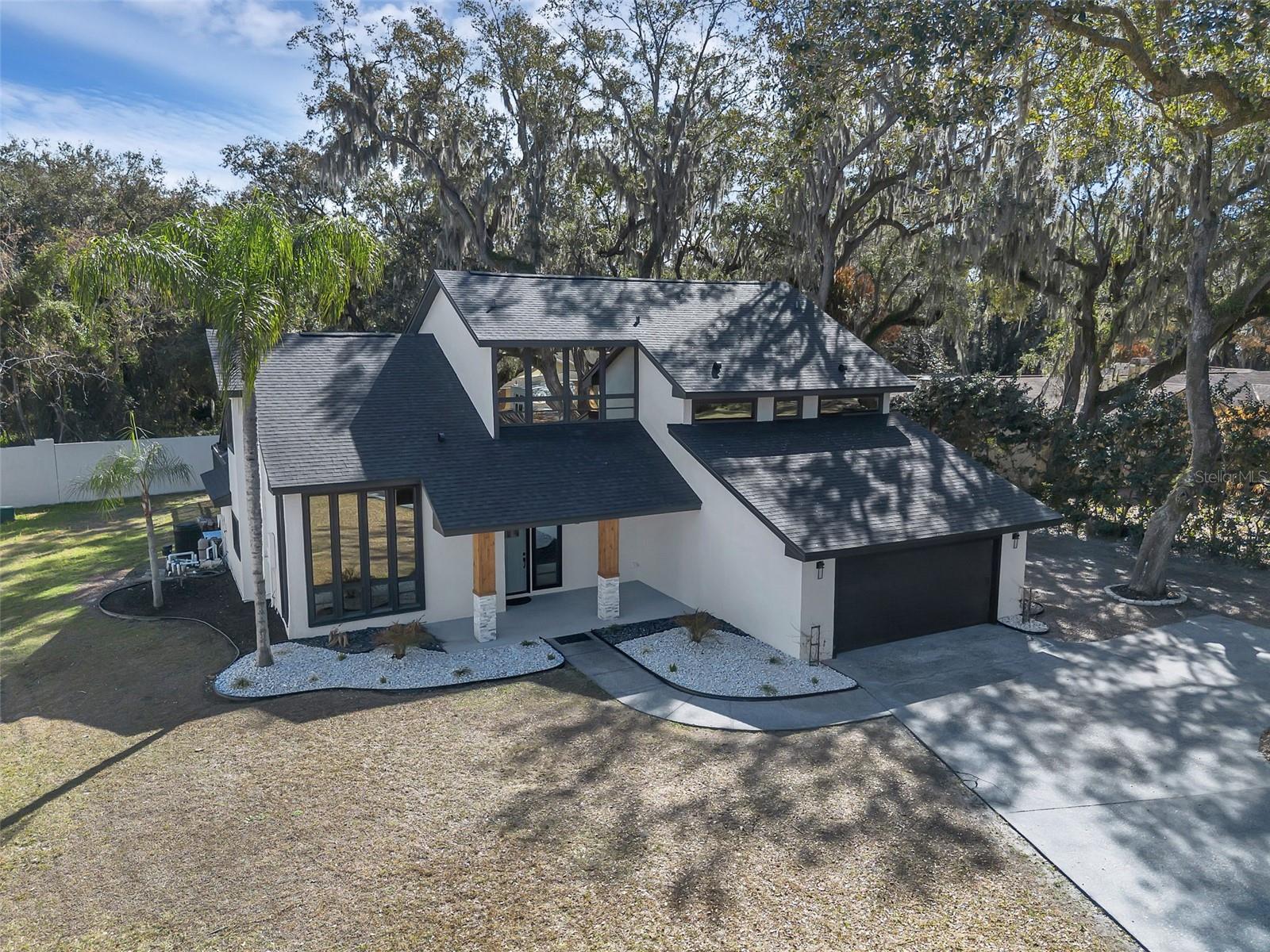 Listing photo id 33 for 1870 King Edward Drive