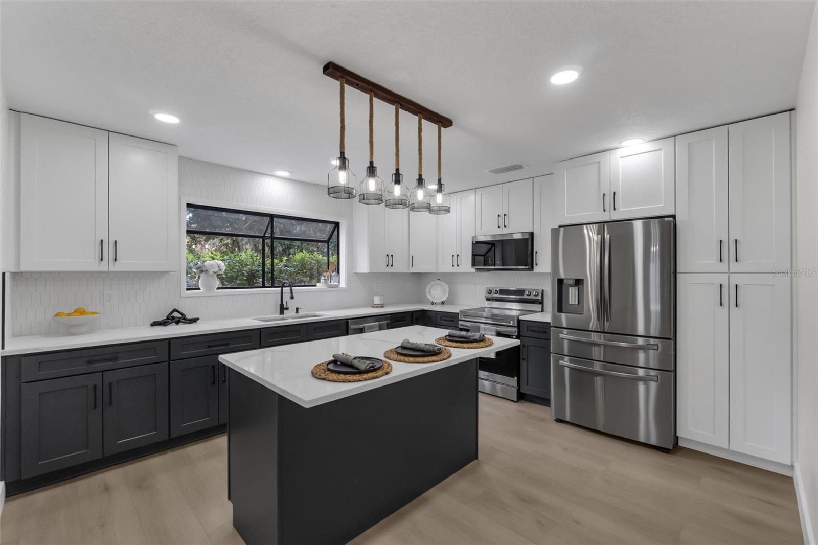 Listing photo id 2 for 1870 King Edward Drive