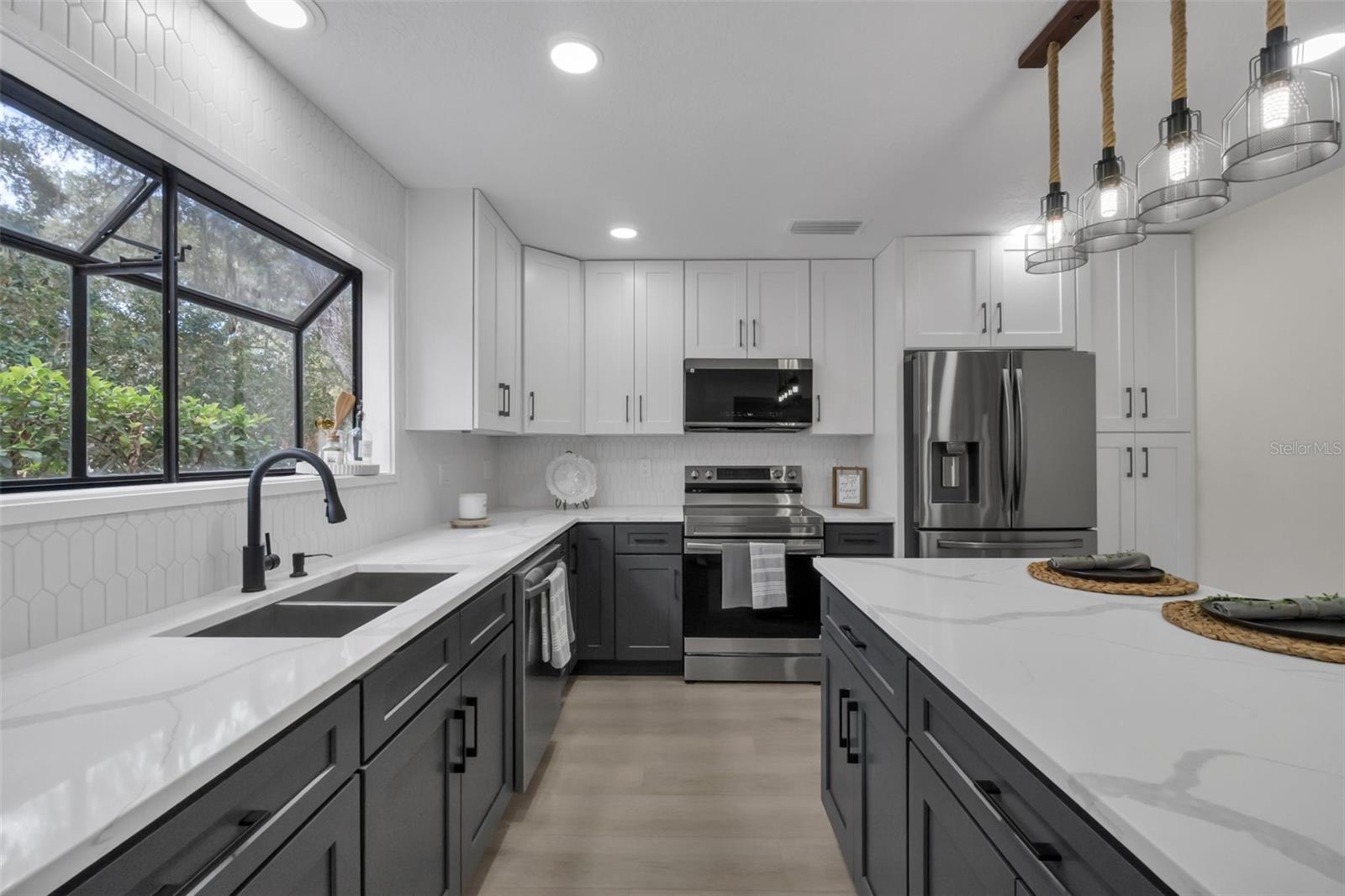 Listing photo id 3 for 1870 King Edward Drive