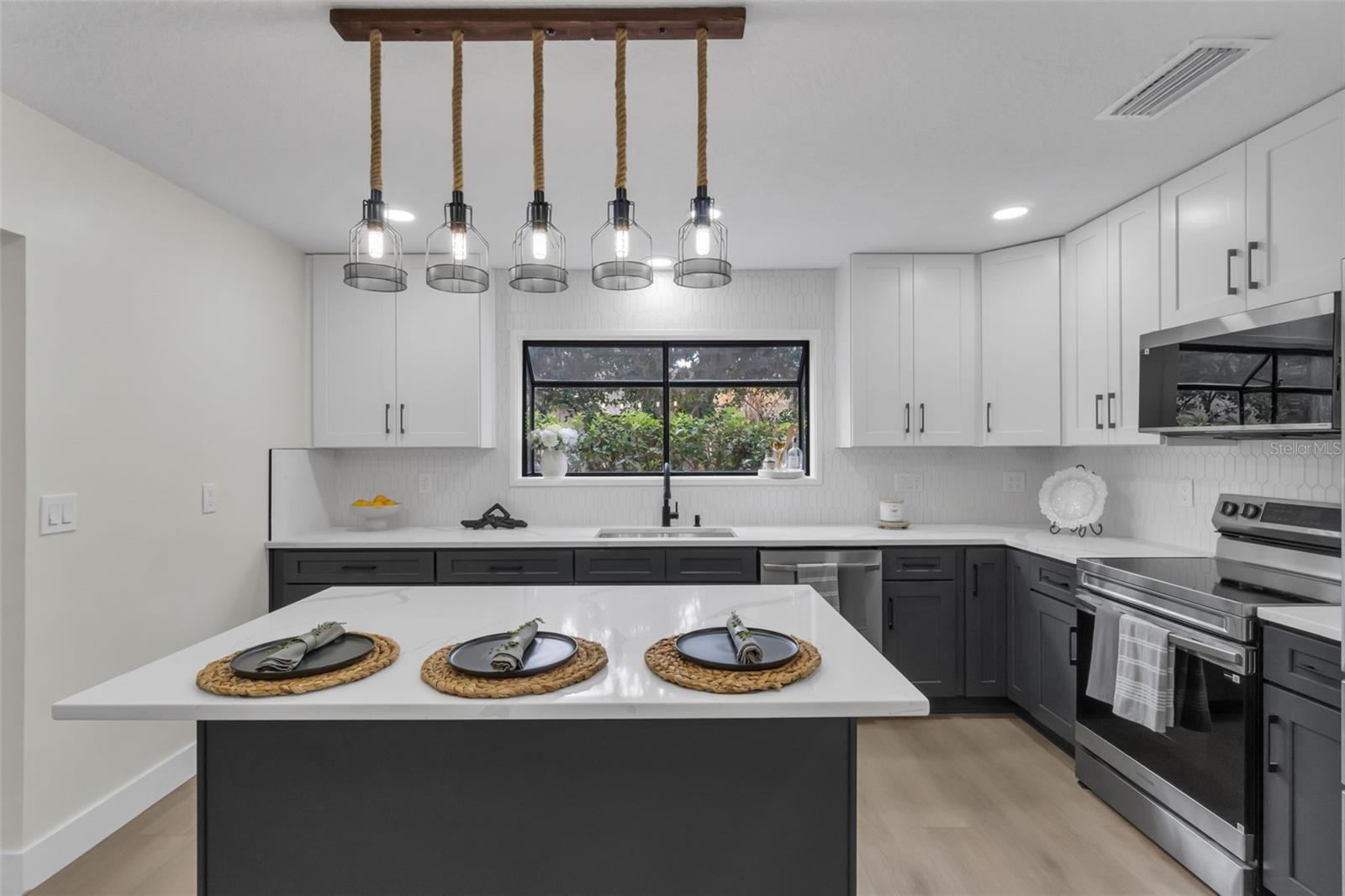 Listing photo id 4 for 1870 King Edward Drive