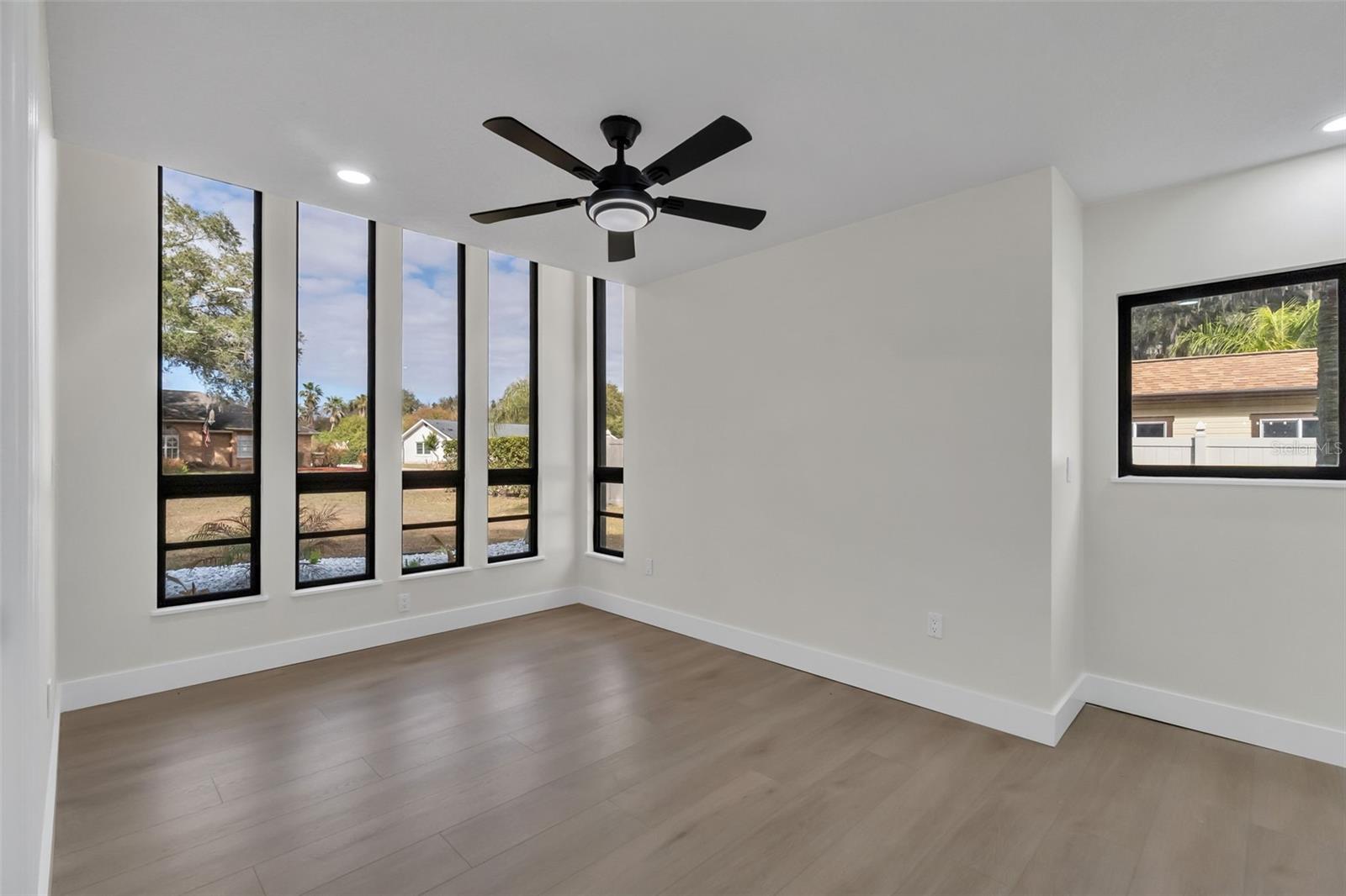 Listing photo id 6 for 1870 King Edward Drive