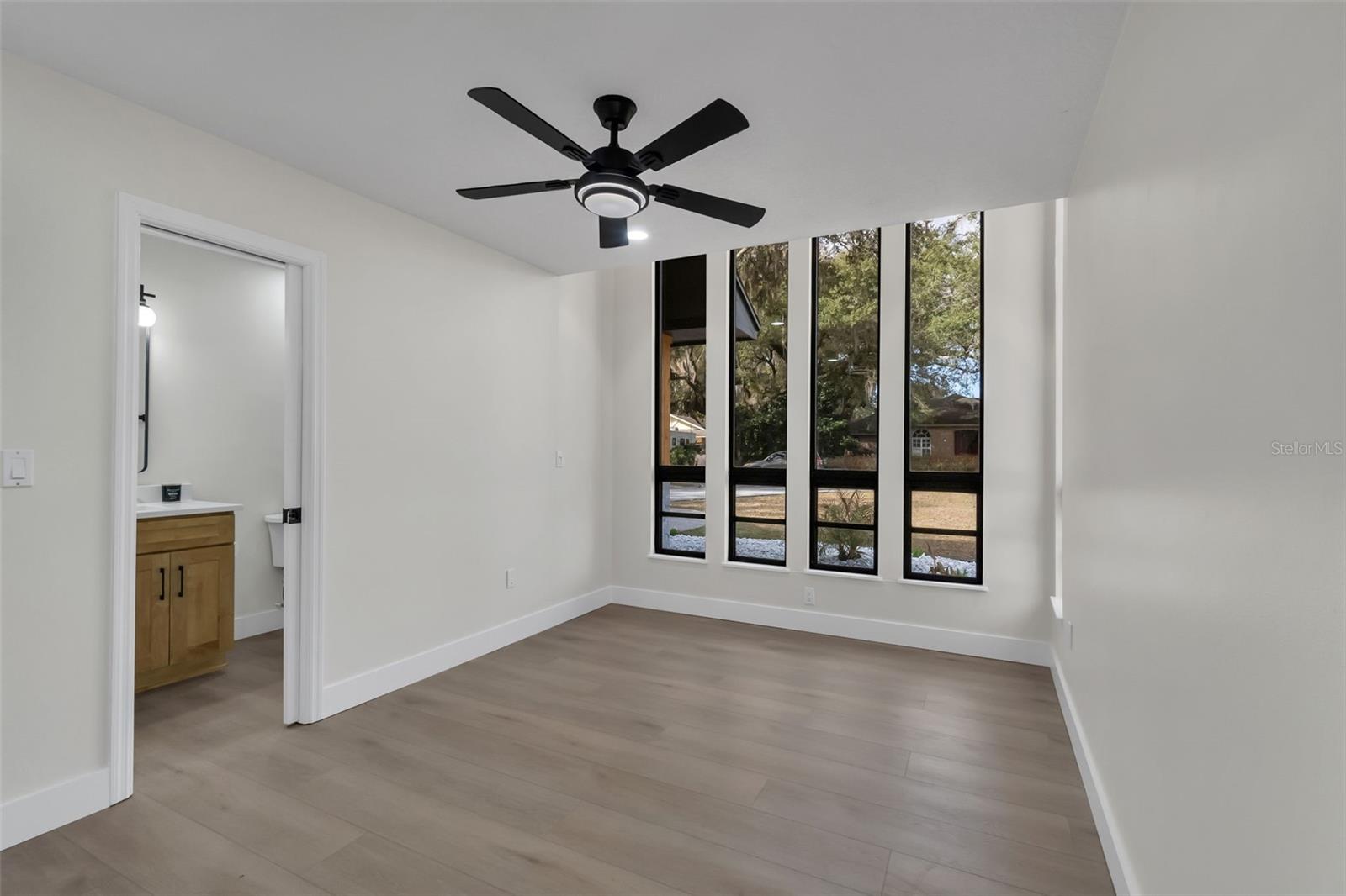 Listing photo id 7 for 1870 King Edward Drive