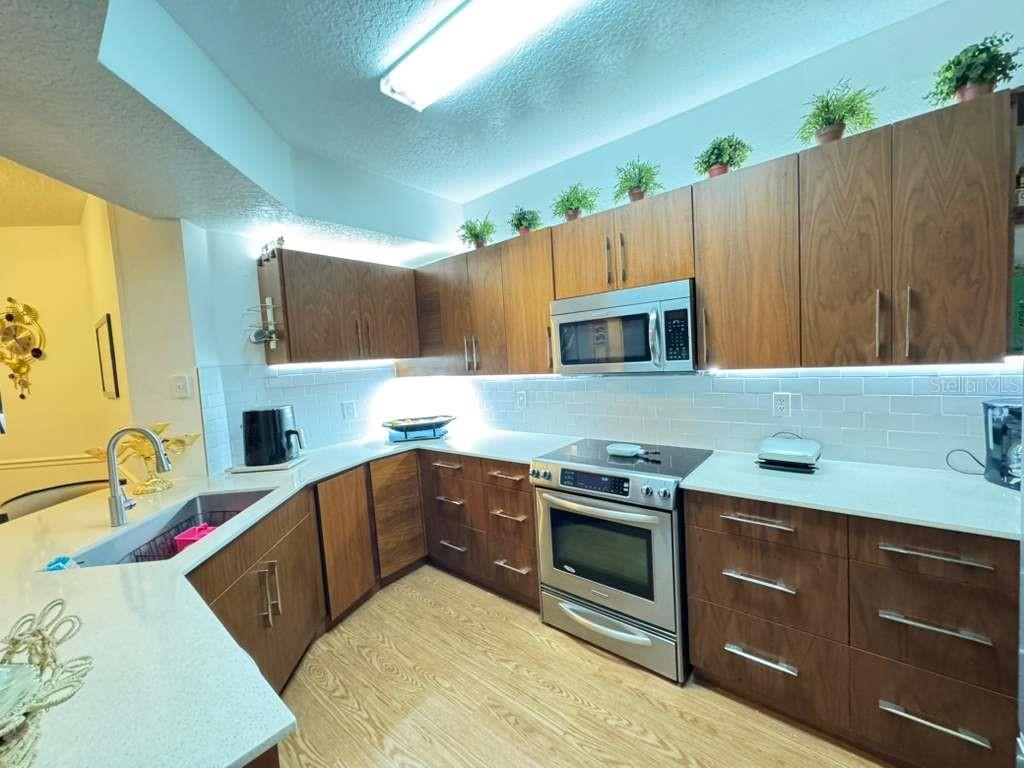 Image 13 of 29 For 5560 Metrowest Boulevard 201