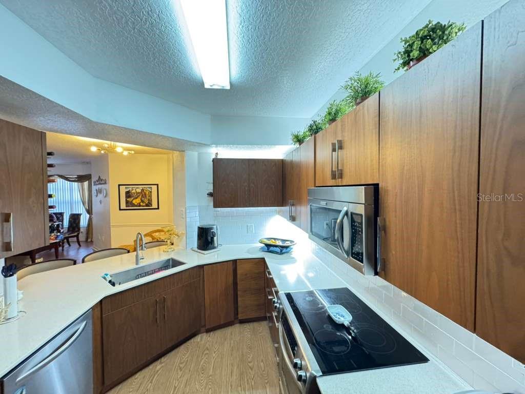 Image 15 of 29 For 5560 Metrowest Boulevard 201