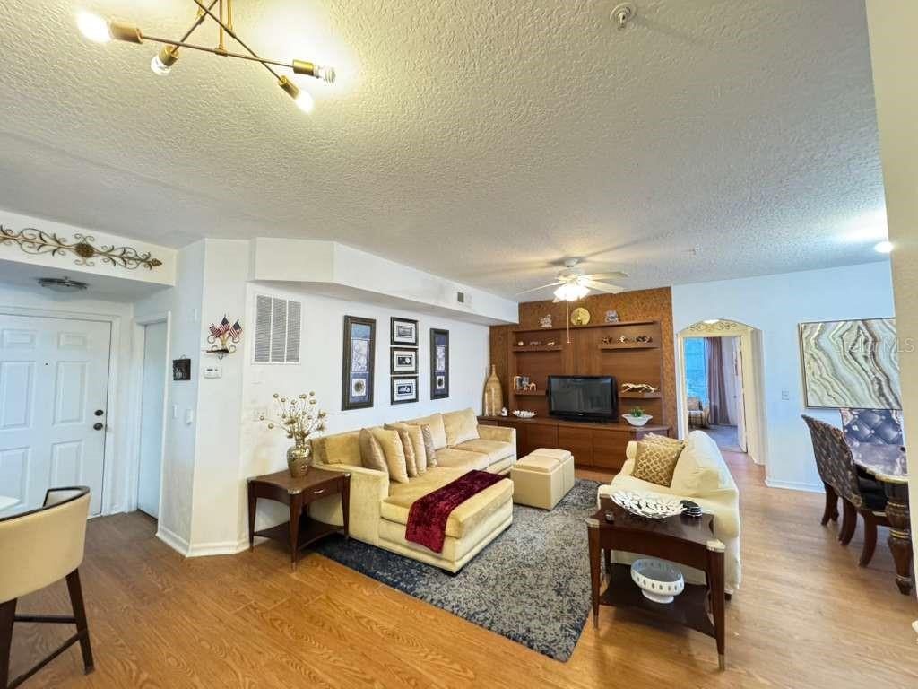 Image 9 of 29 For 5560 Metrowest Boulevard 201