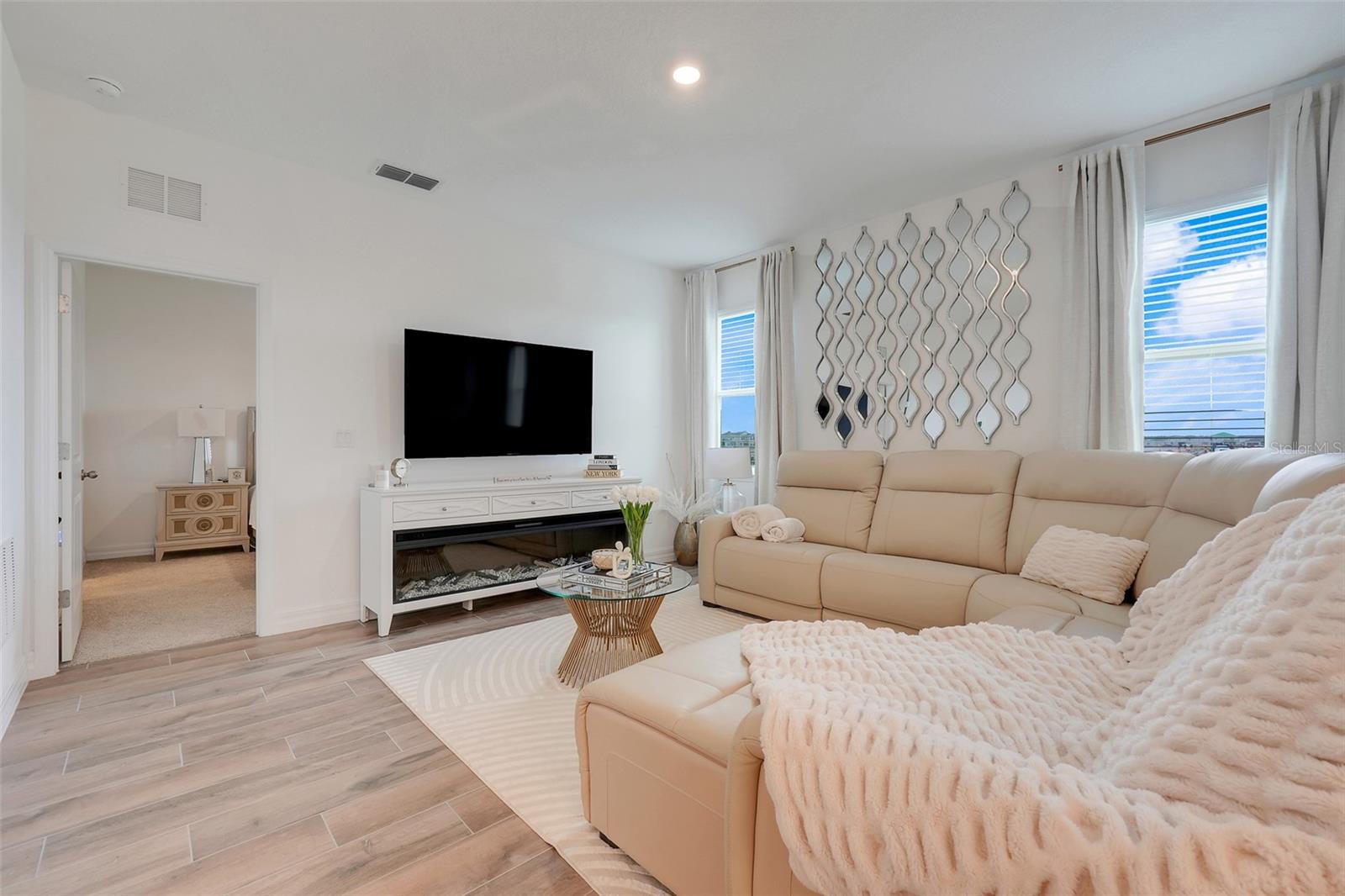 Image 8 of 33 For 5724 Camilla Street