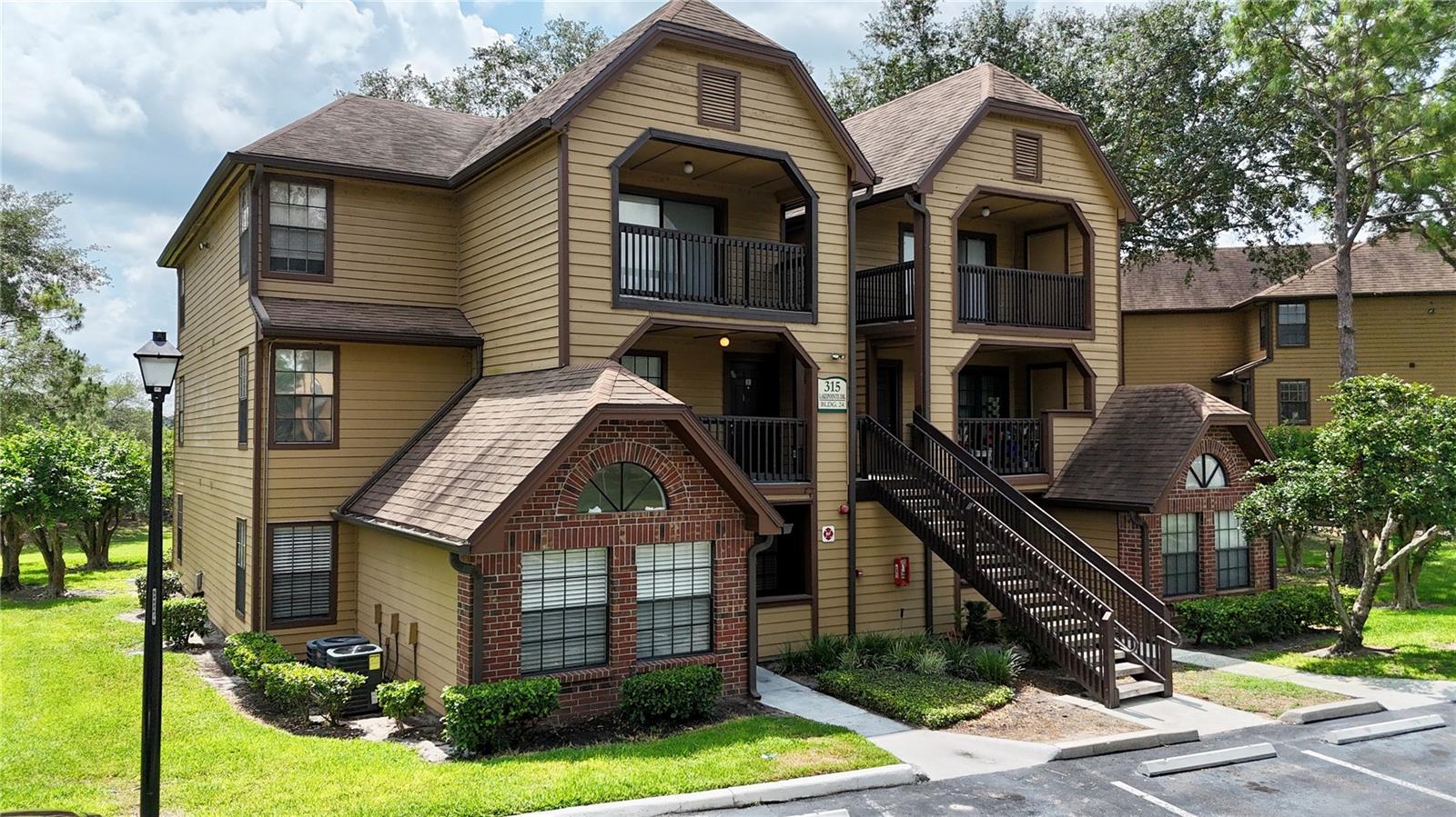 Image 5 of 14 For 315 Lakepointe Drive 101