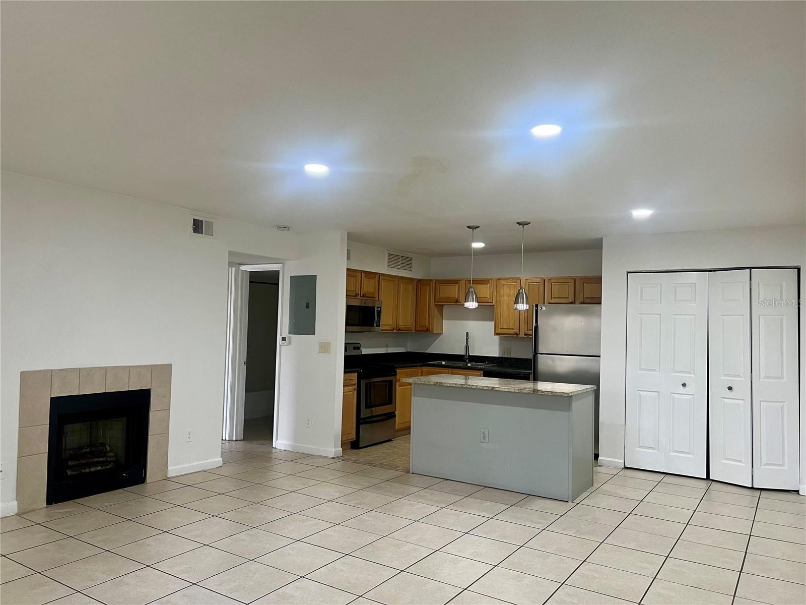 Image 6 of 14 For 315 Lakepointe Drive 101