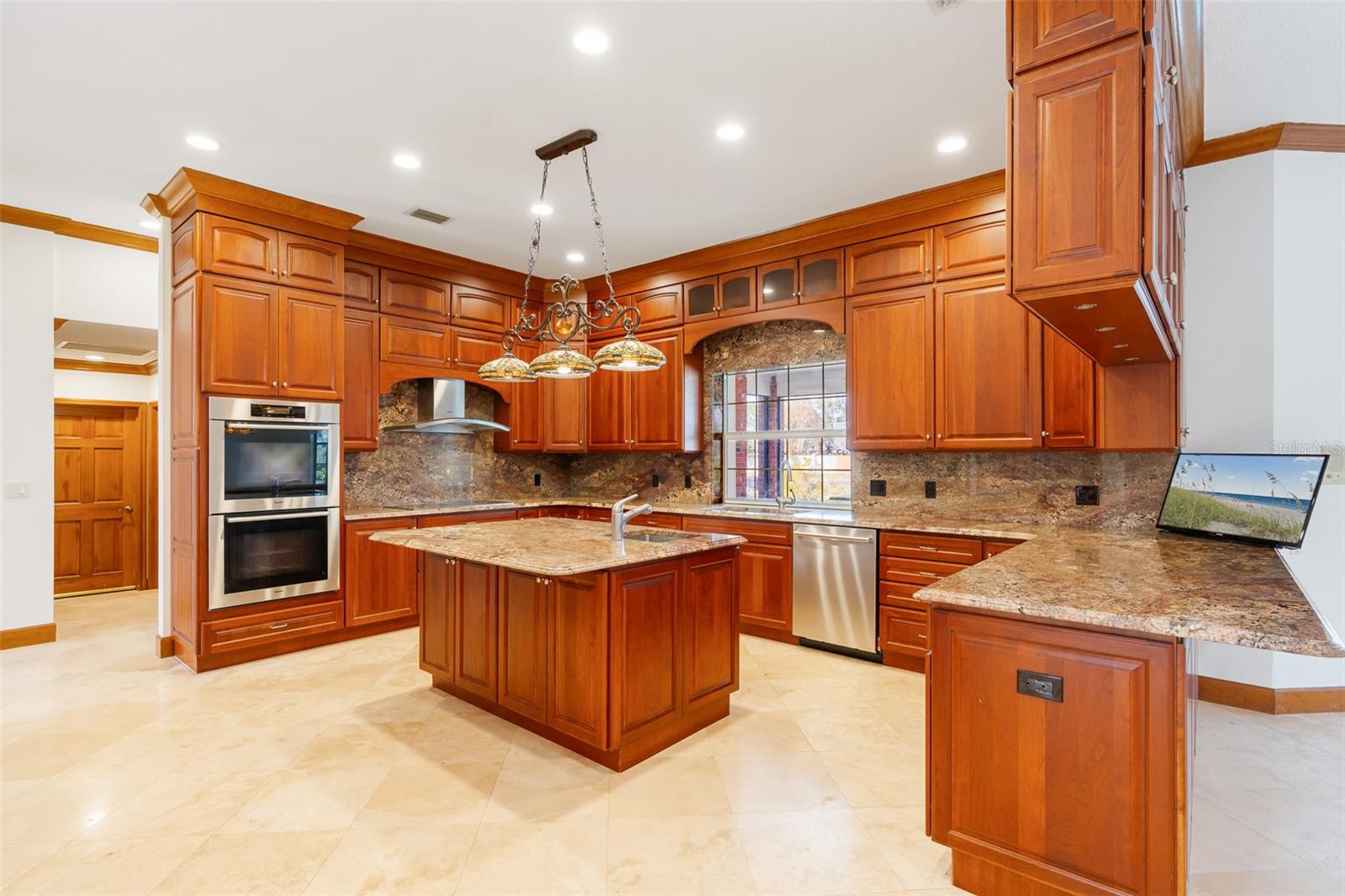 Image 37 of 100 For 8133 Oakland Place