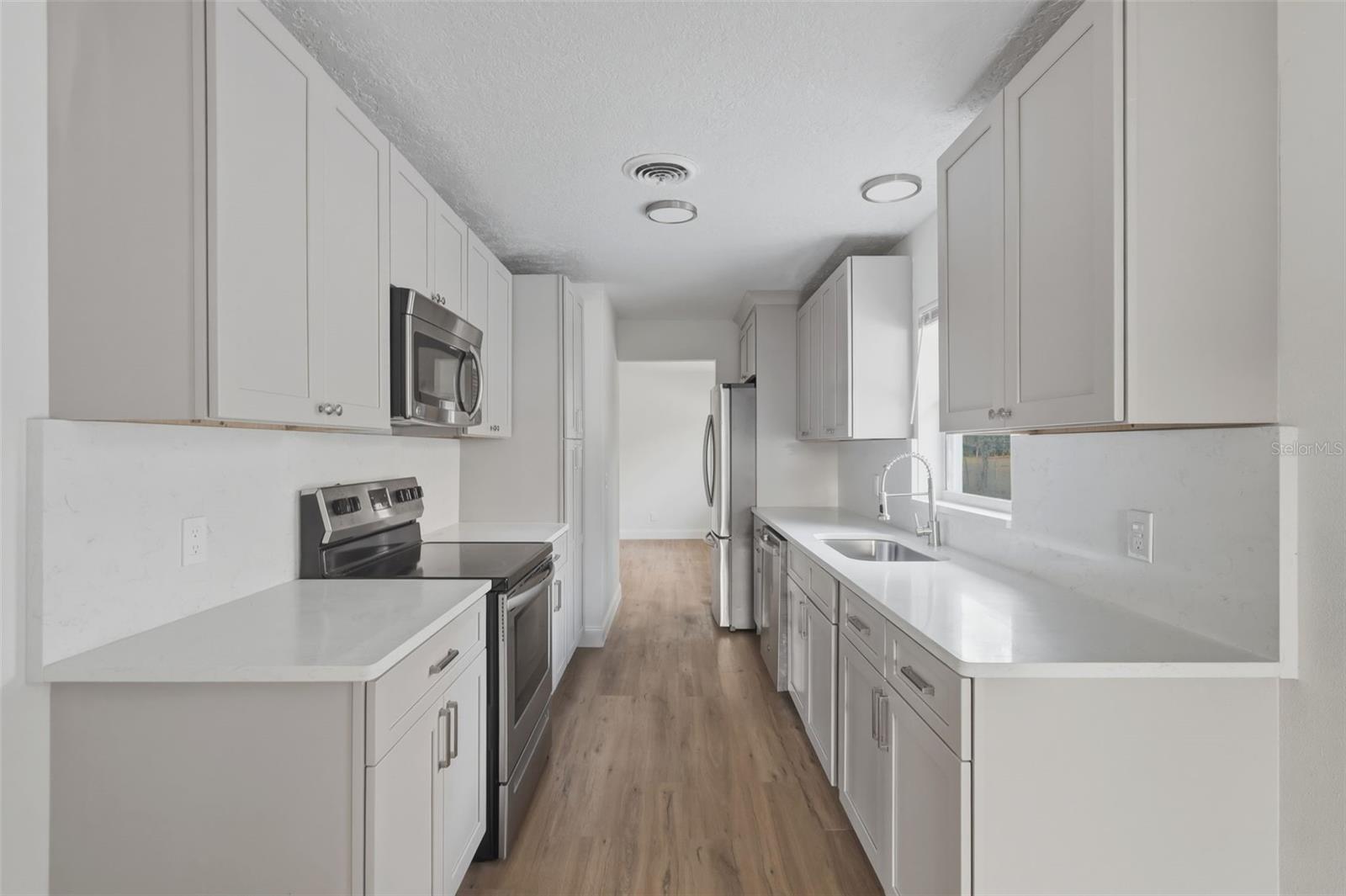 Listing photo id 8 for 4601 22nd Avenue