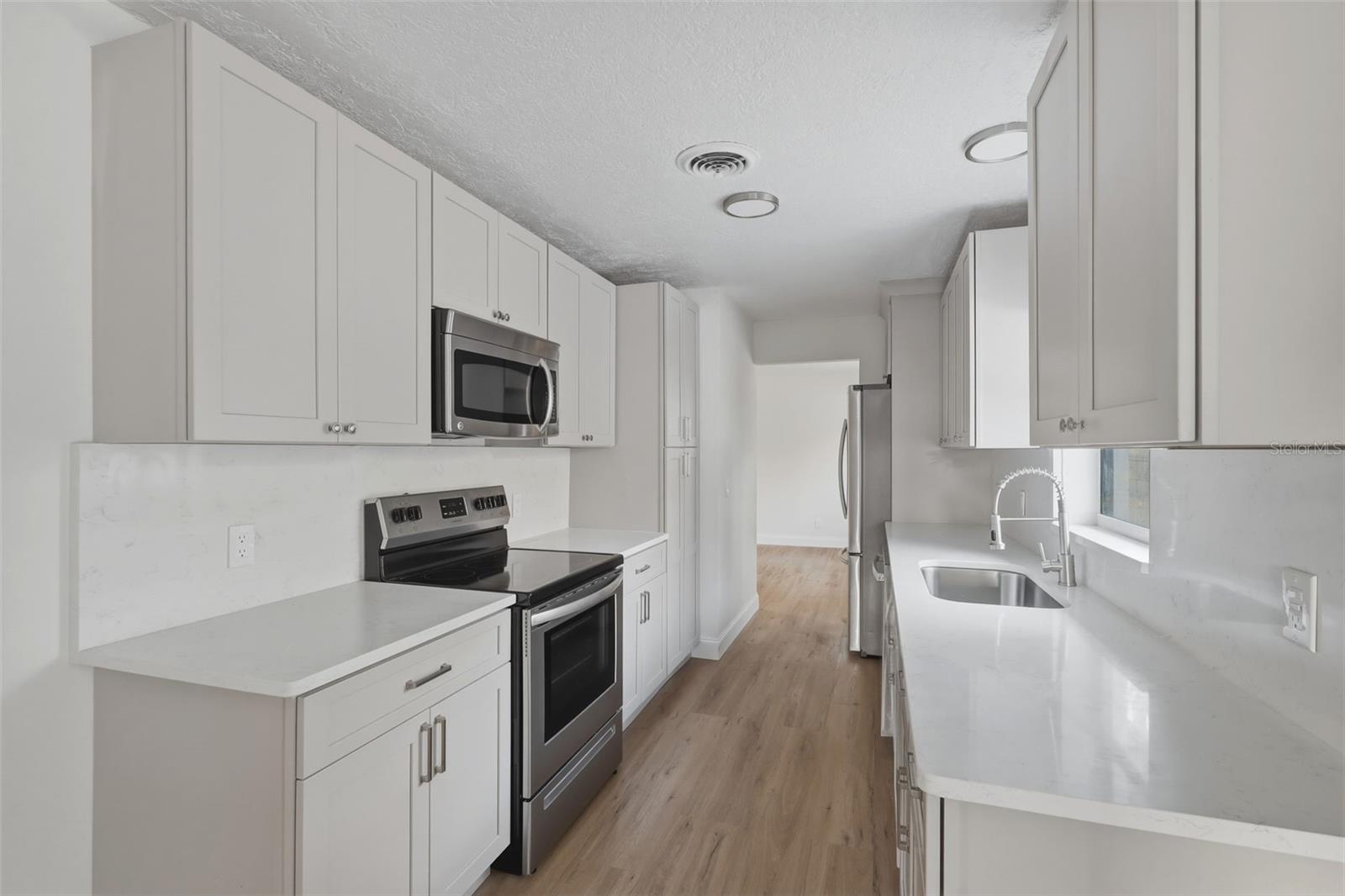 Listing photo id 9 for 4601 22nd Avenue