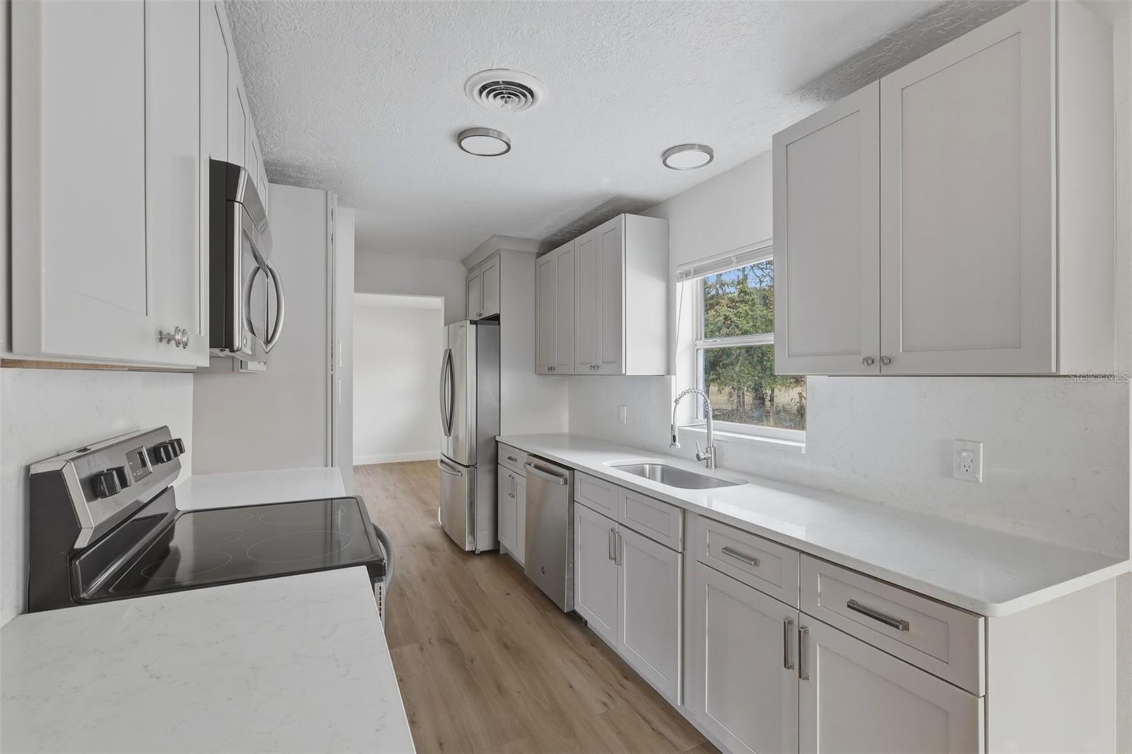 Listing photo id 10 for 4601 22nd Avenue