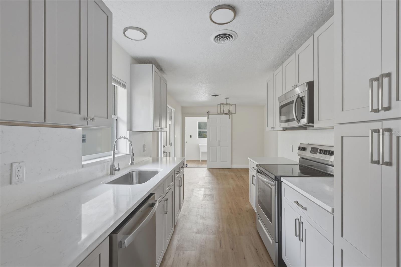 Listing photo id 11 for 4601 22nd Avenue