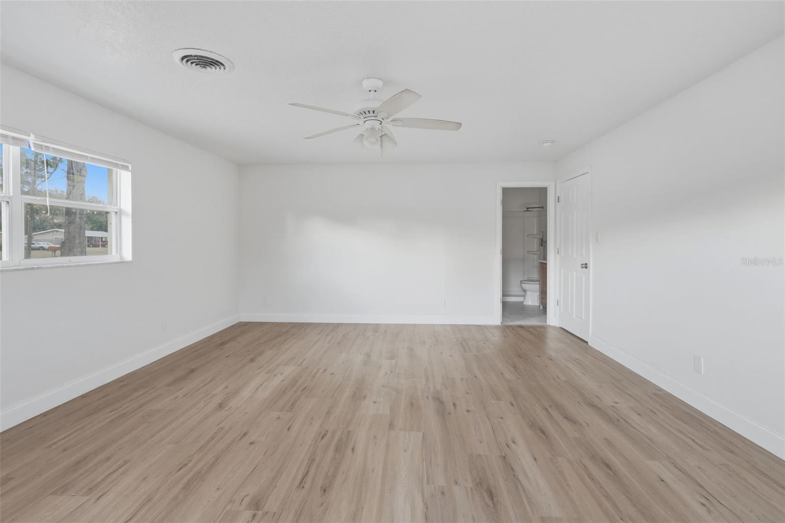 Listing photo id 16 for 4601 22nd Avenue