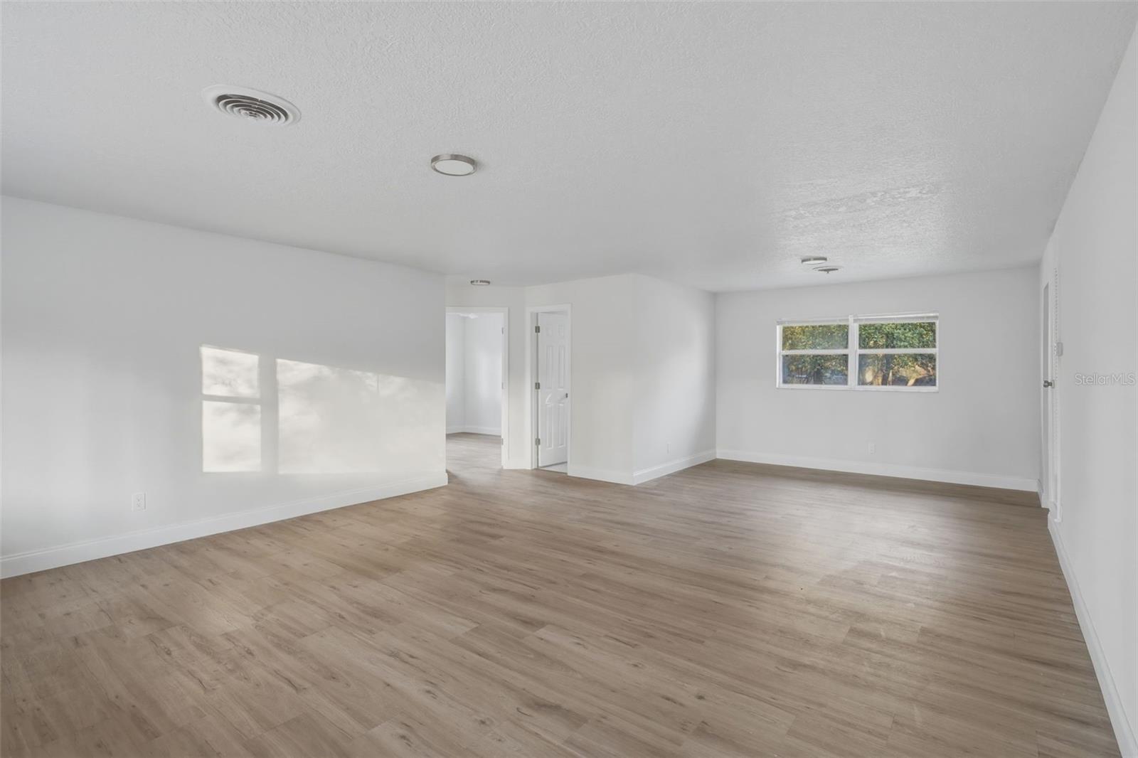 Listing photo id 3 for 4601 22nd Avenue