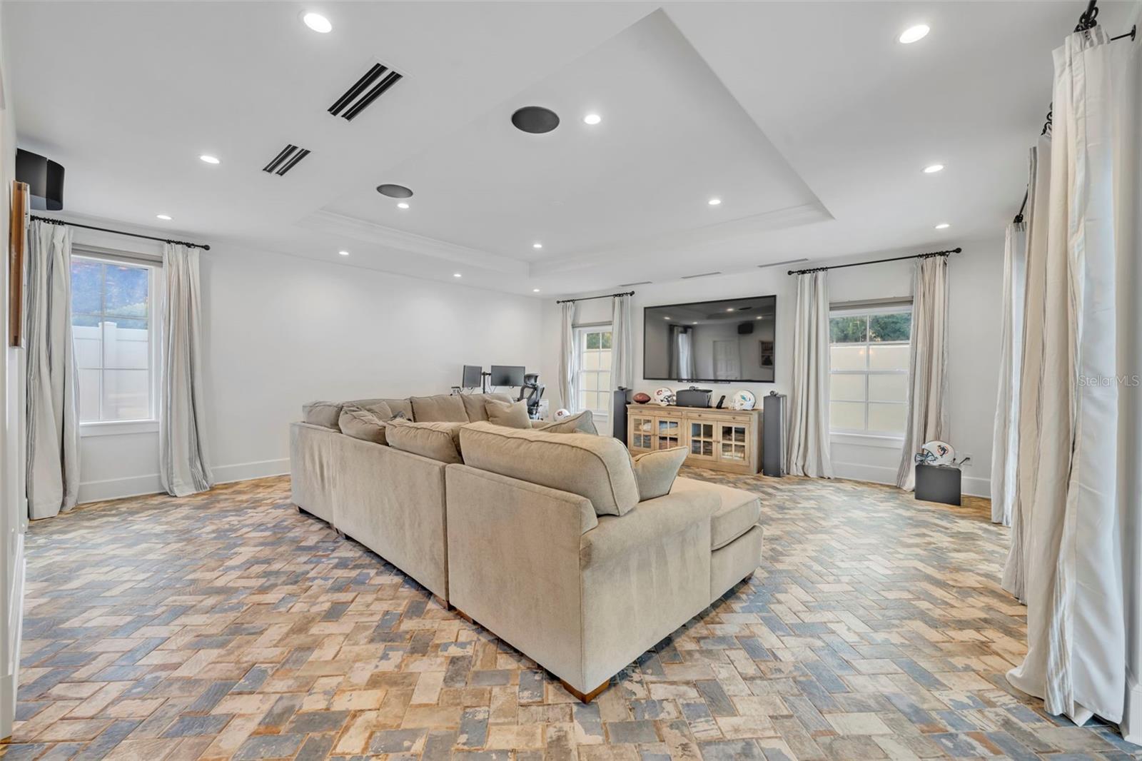 Image 41 of 58 For 700 Pinetree Road