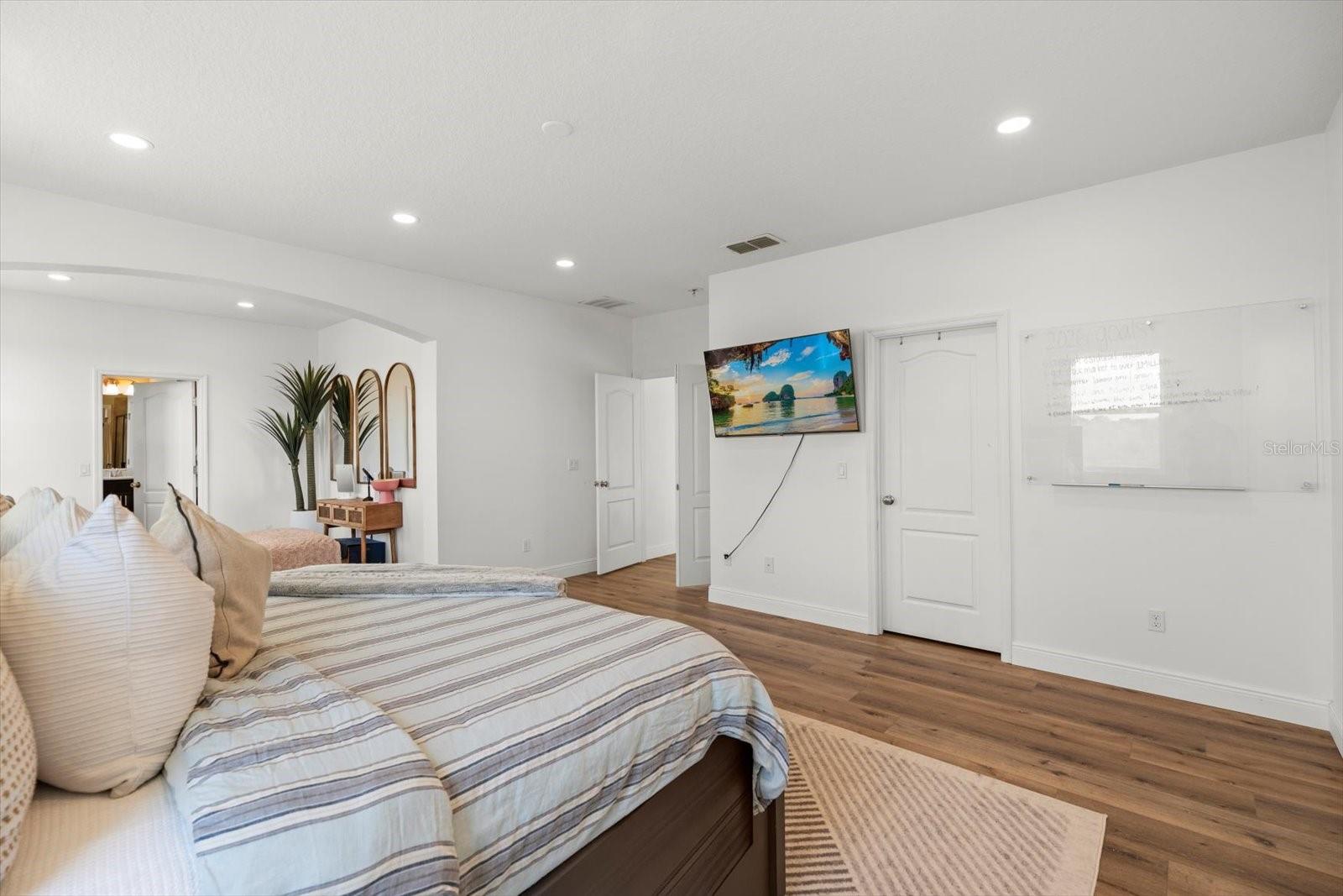 Listing photo id 29 for 1107 White Water Bay Drive