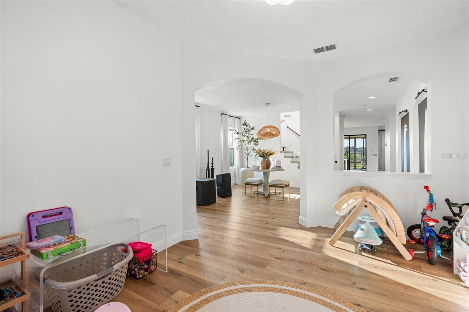 Listing photo id 48 for 1107 White Water Bay Drive