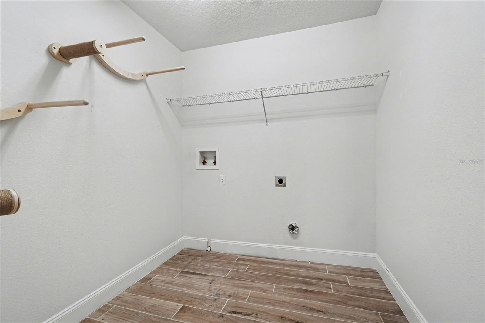 Image 11 of 15 For 406 Capron Ash Loop