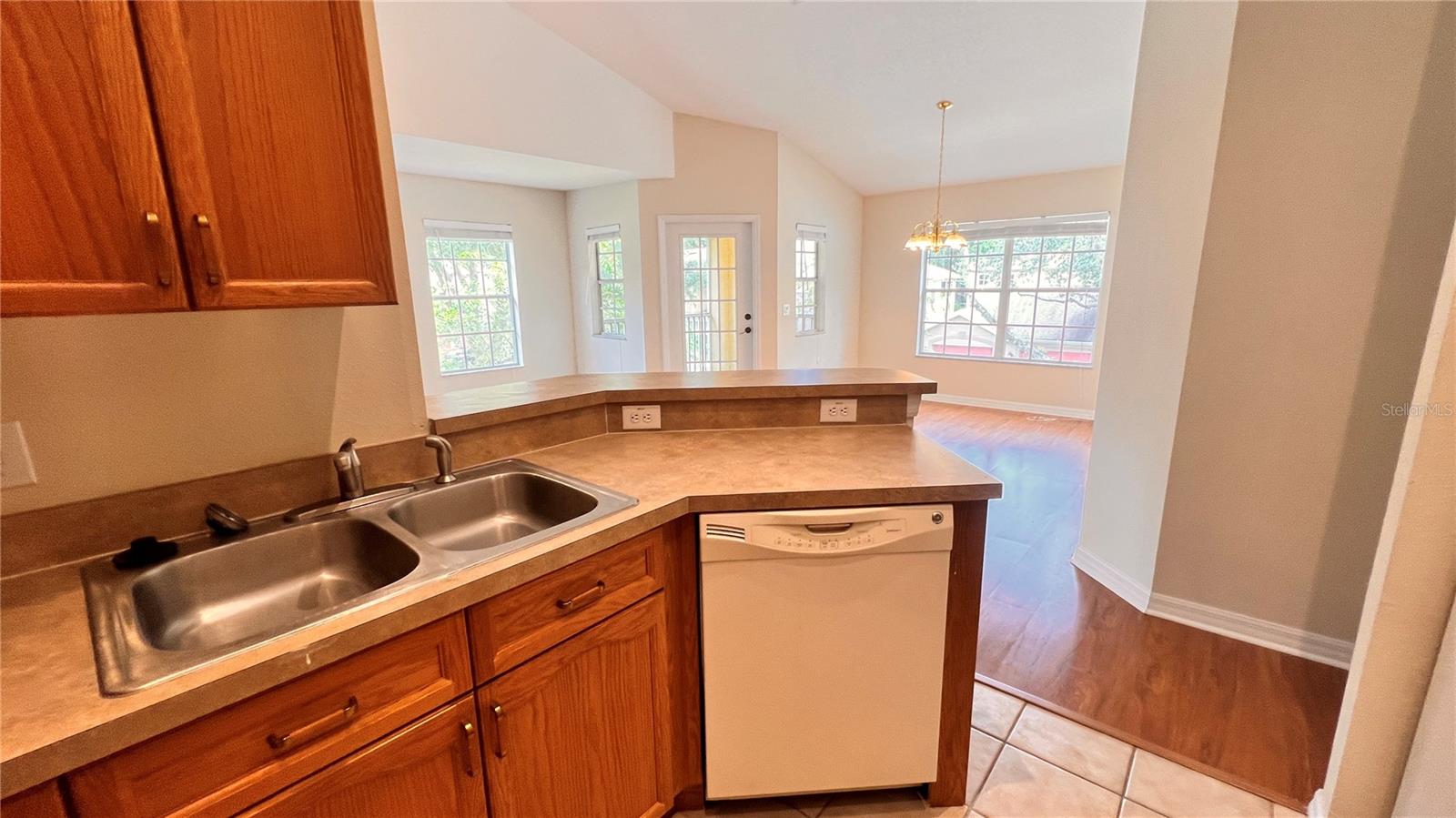 Image 13 of 42 For 3658 Oakdale Circle 200