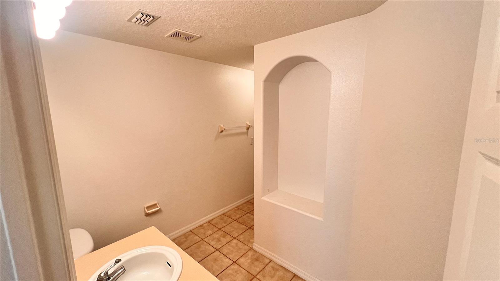 Image 19 of 42 For 3658 Oakdale Circle 200