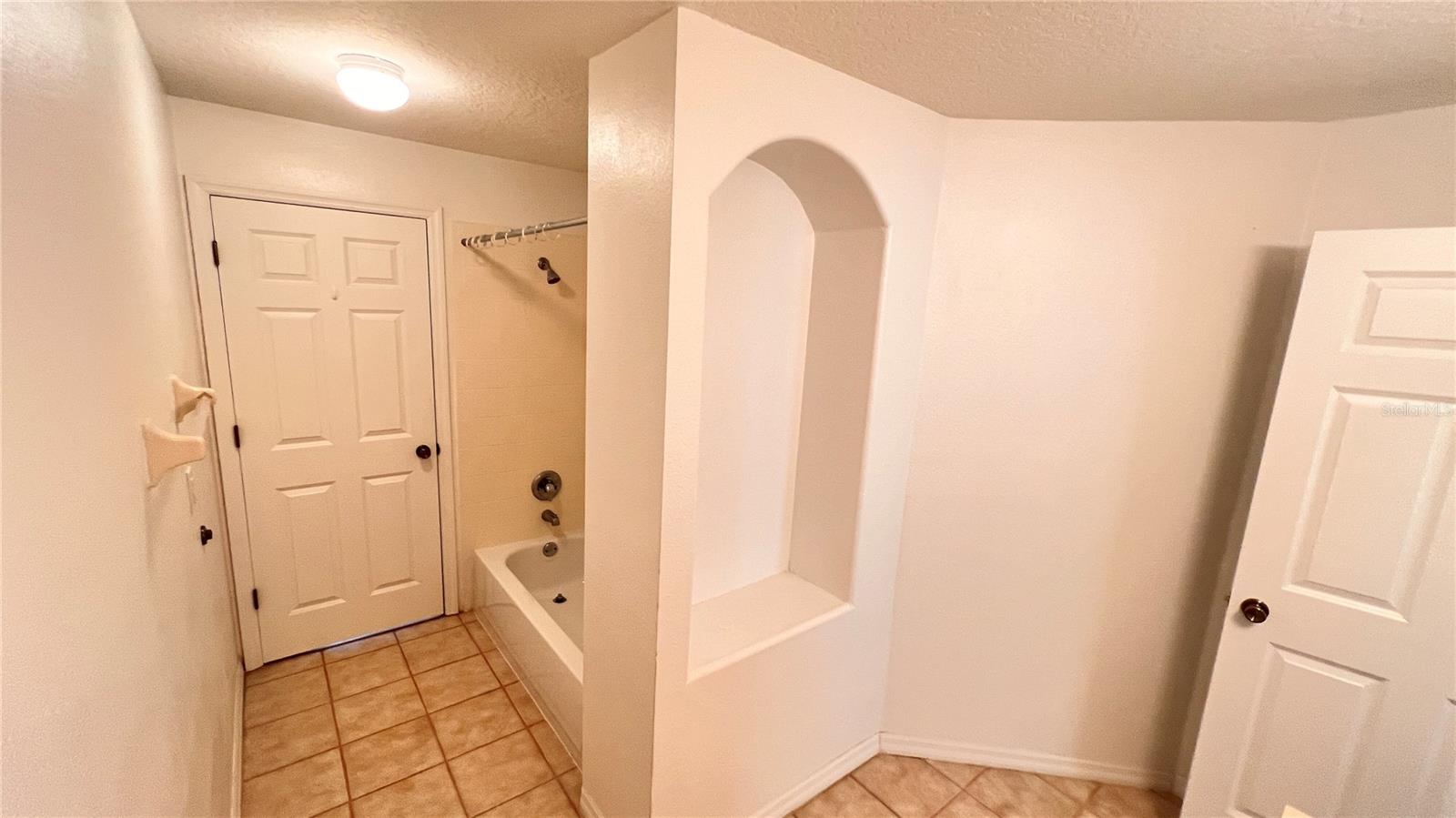 Image 20 of 42 For 3658 Oakdale Circle 200