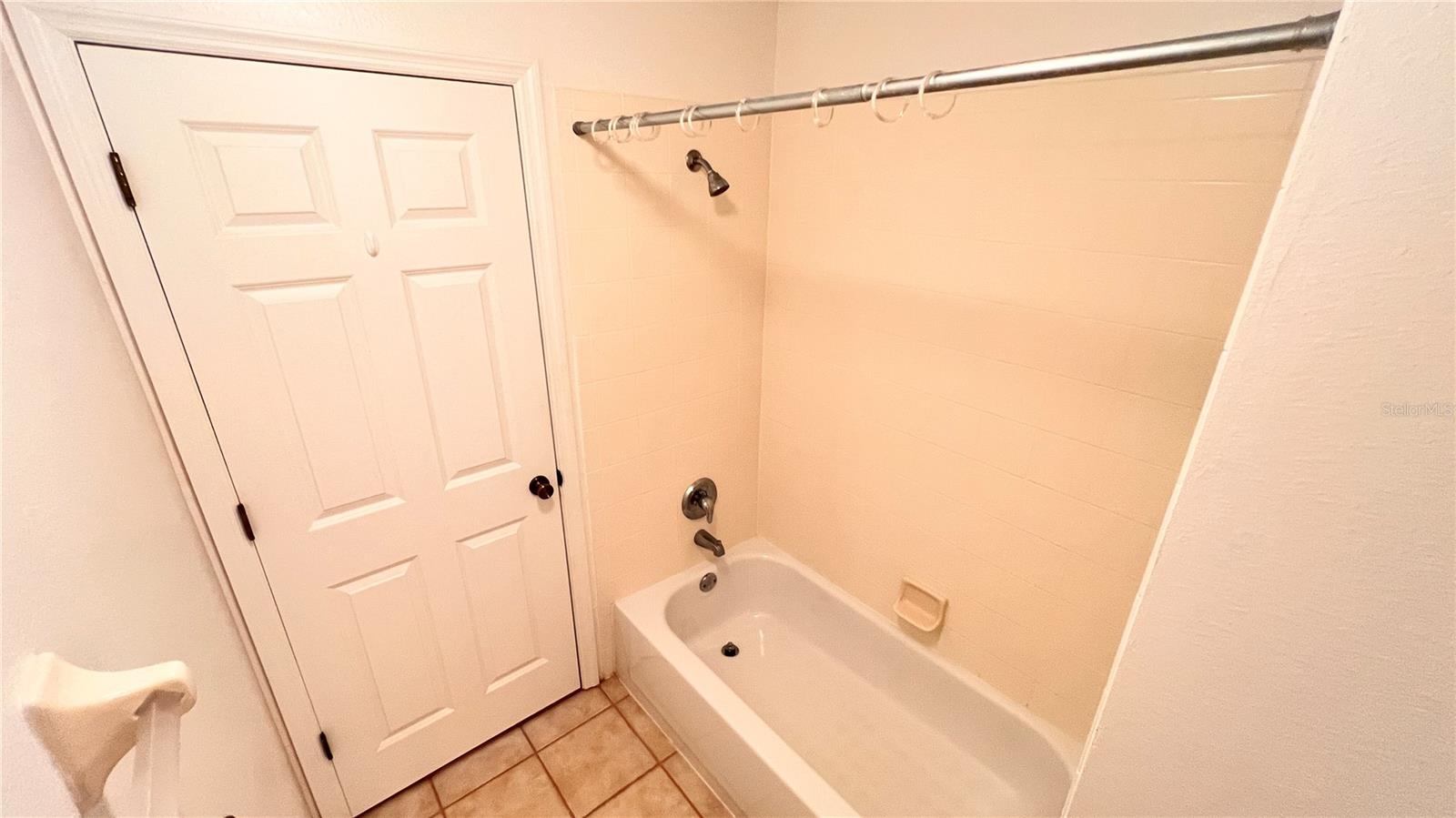 Image 21 of 42 For 3658 Oakdale Circle 200