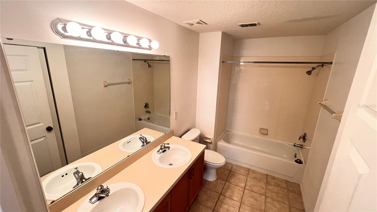 Image 32 of 42 For 3658 Oakdale Circle 200