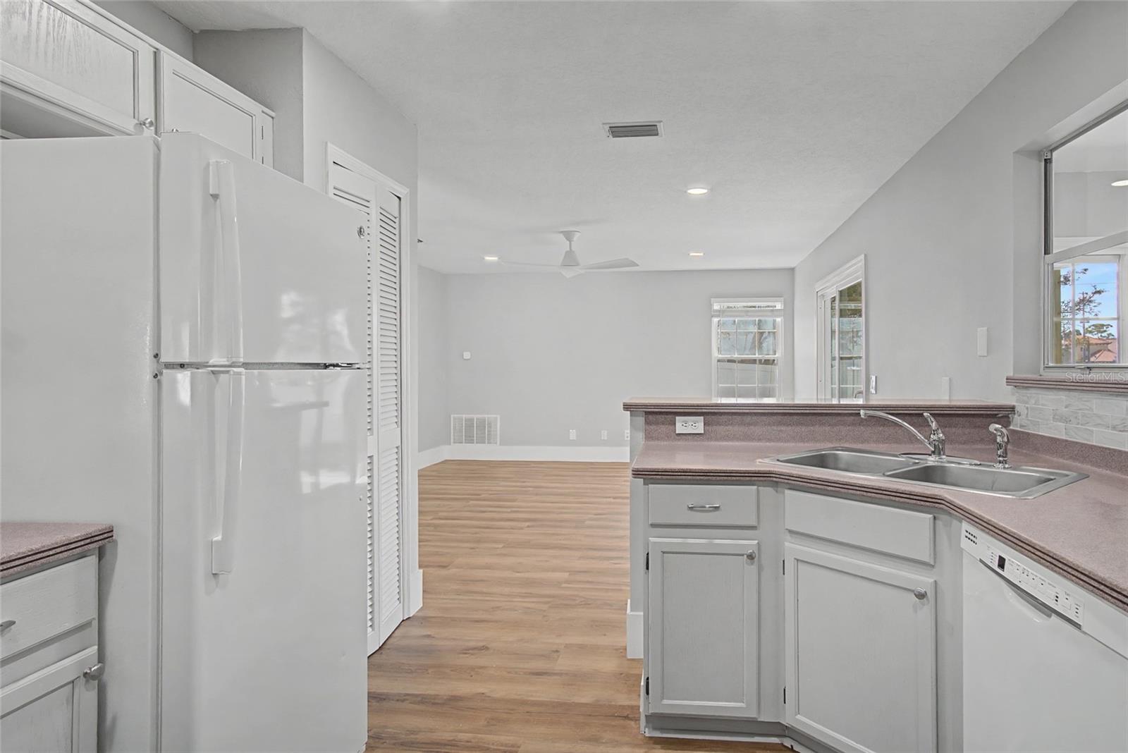 Image 14 of 36 For 11462 Commercial Street