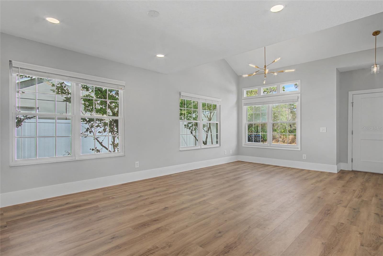 Image 6 of 36 For 11462 Commercial Street