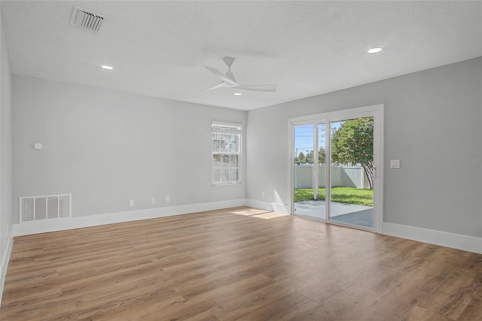 Image 9 of 36 For 11462 Commercial Street