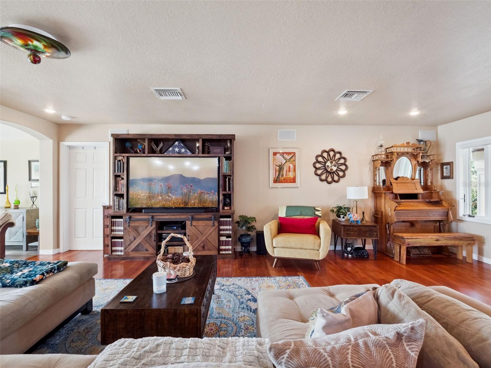 Image 18 of 42 For 894 Lake Holden Point