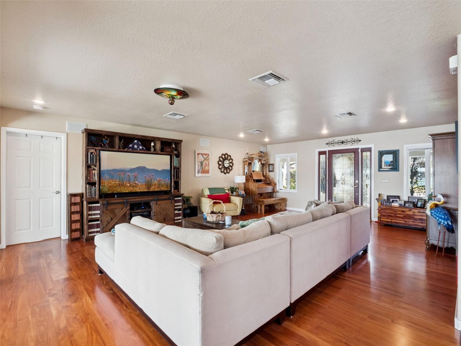 Image 19 of 42 For 894 Lake Holden Point