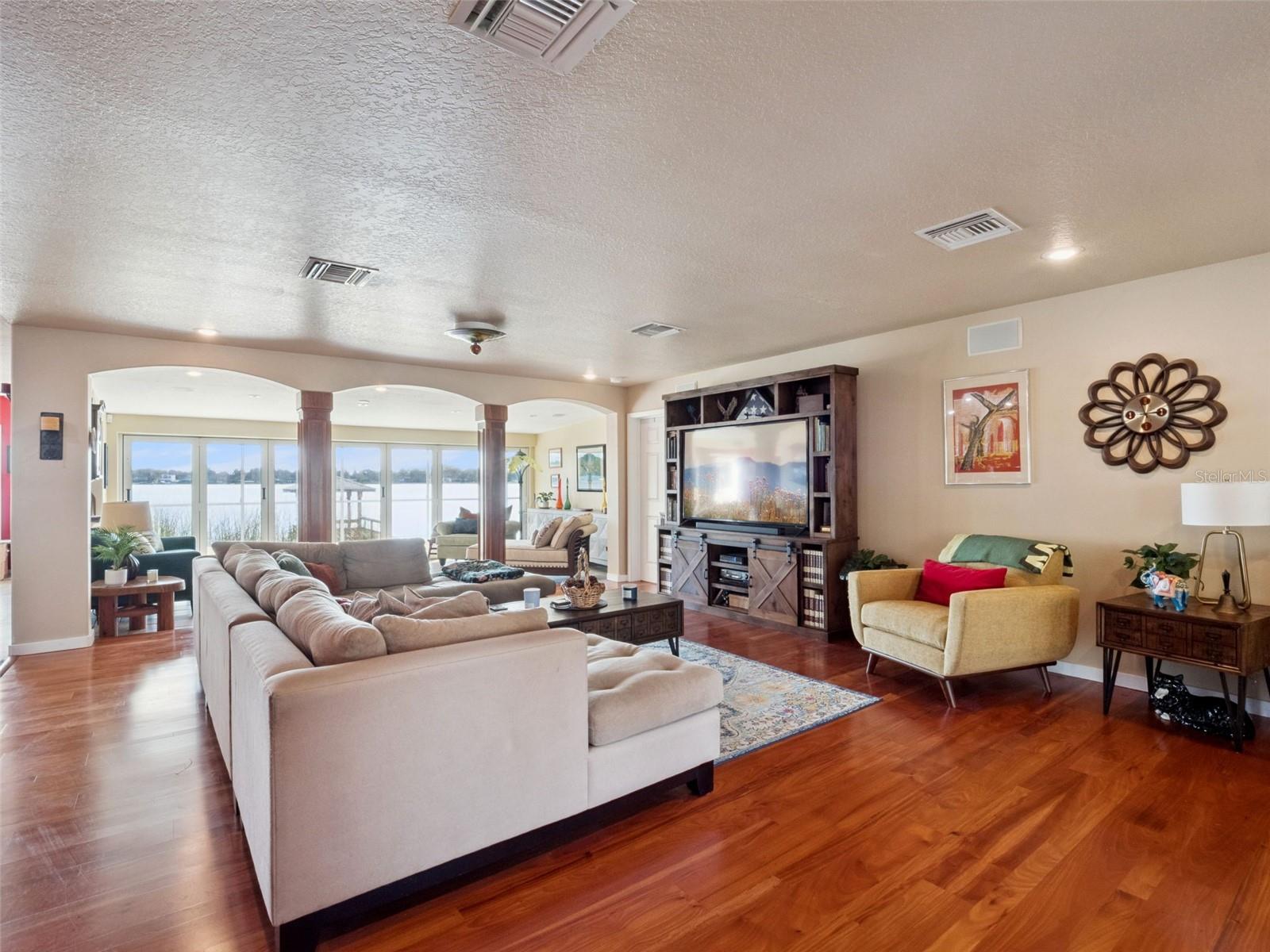 Image 20 of 42 For 894 Lake Holden Point