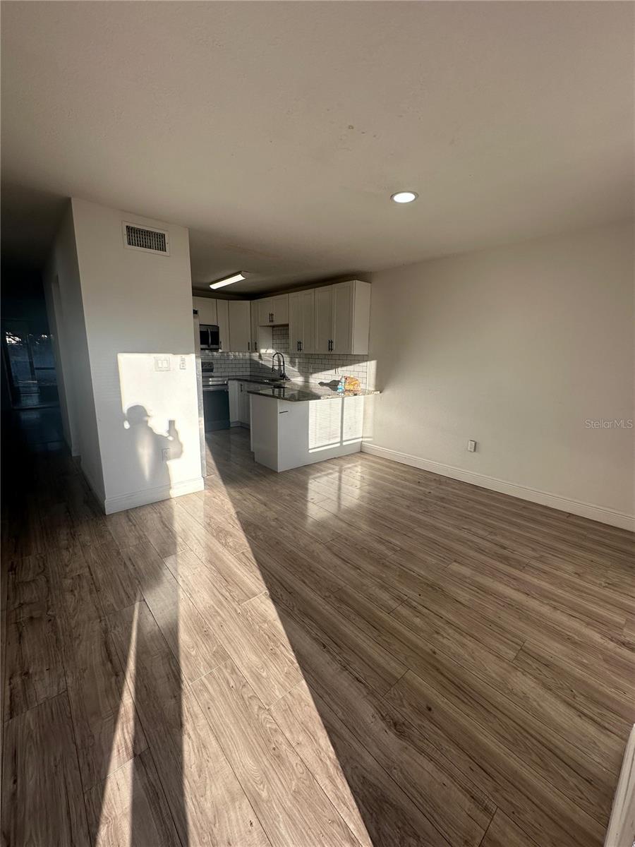 Image 2 of 20 For 5064 Downing Street 4