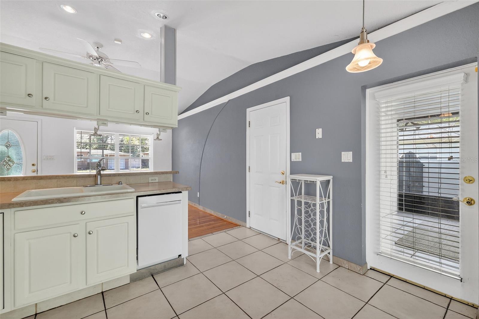 Listing photo id 8 for 2919 Hargill Drive