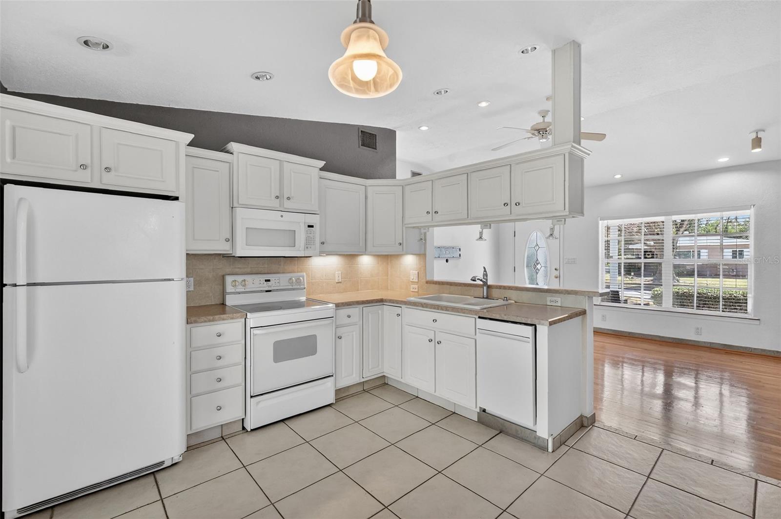 Listing photo id 9 for 2919 Hargill Drive