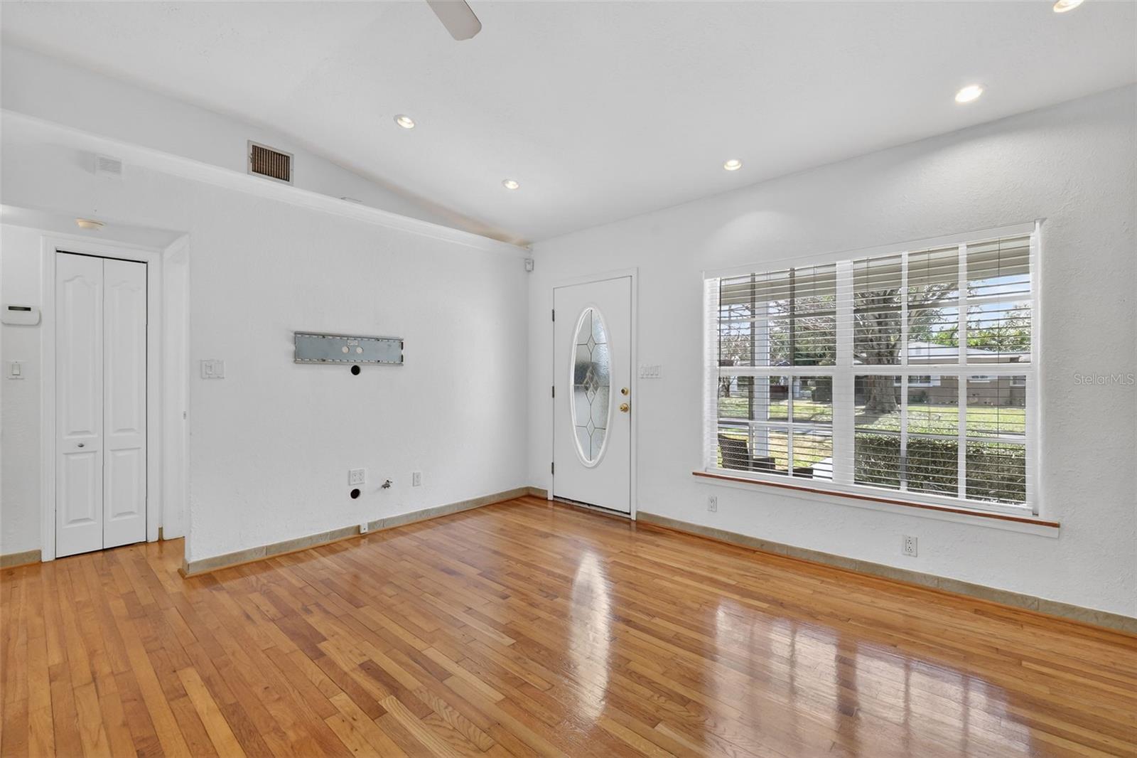 Listing photo id 10 for 2919 Hargill Drive