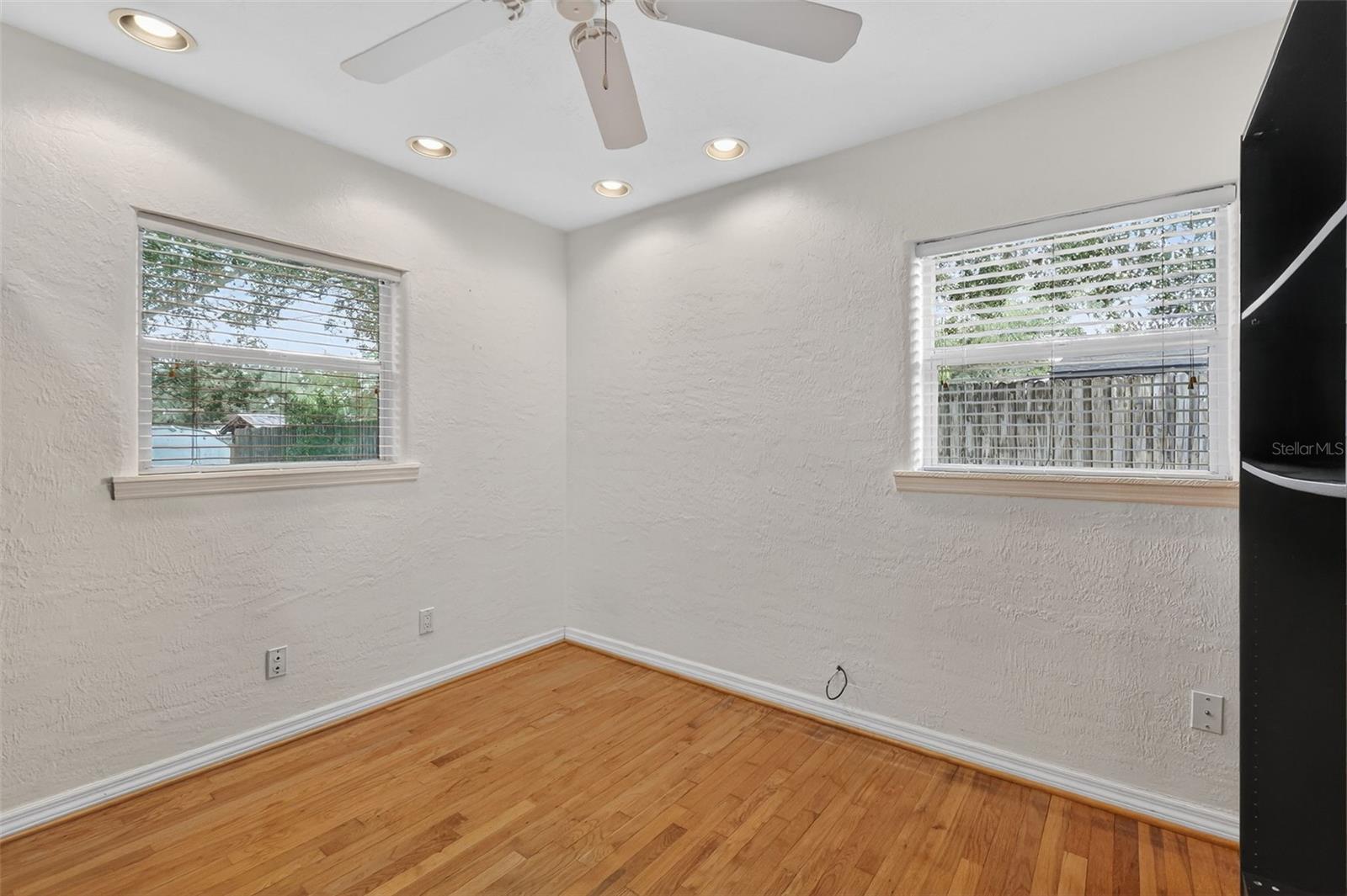 Listing photo id 12 for 2919 Hargill Drive