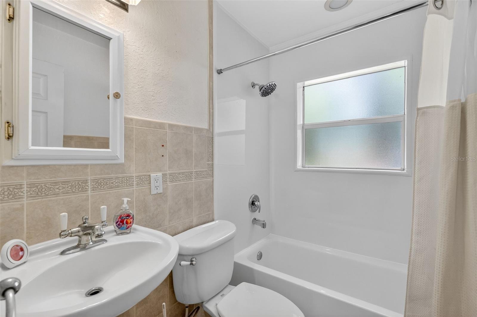 Listing photo id 14 for 2919 Hargill Drive