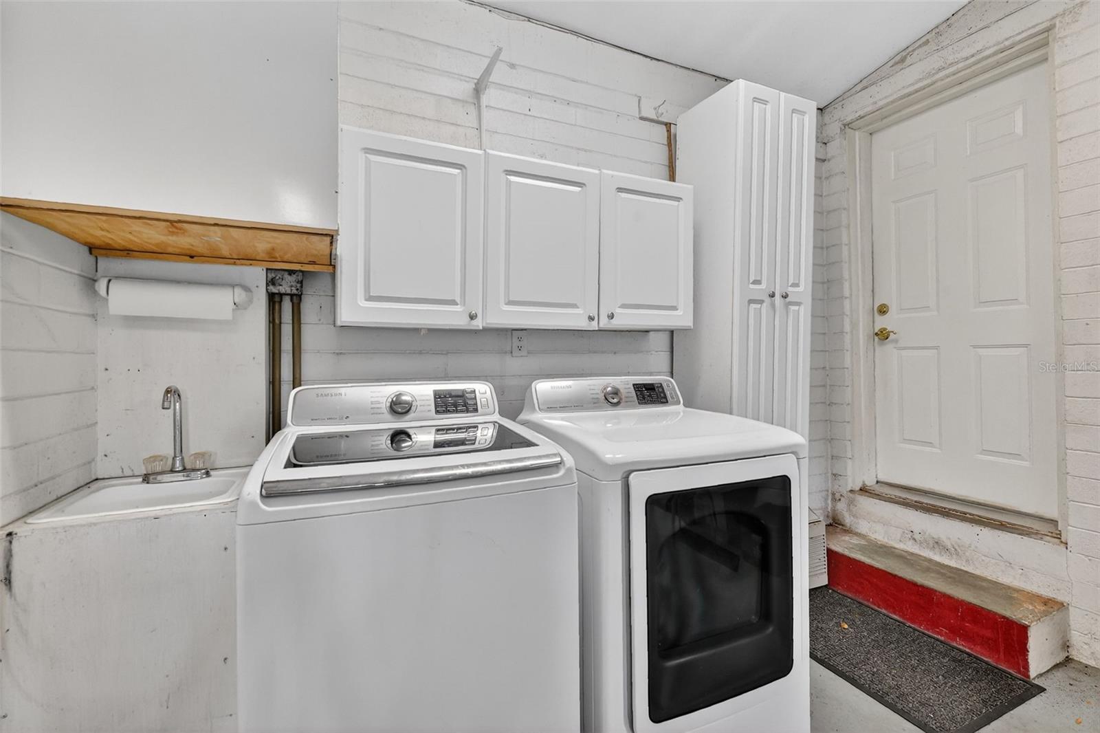 Listing photo id 15 for 2919 Hargill Drive