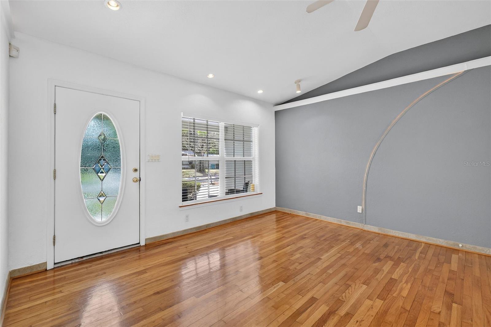 Listing photo id 3 for 2919 Hargill Drive