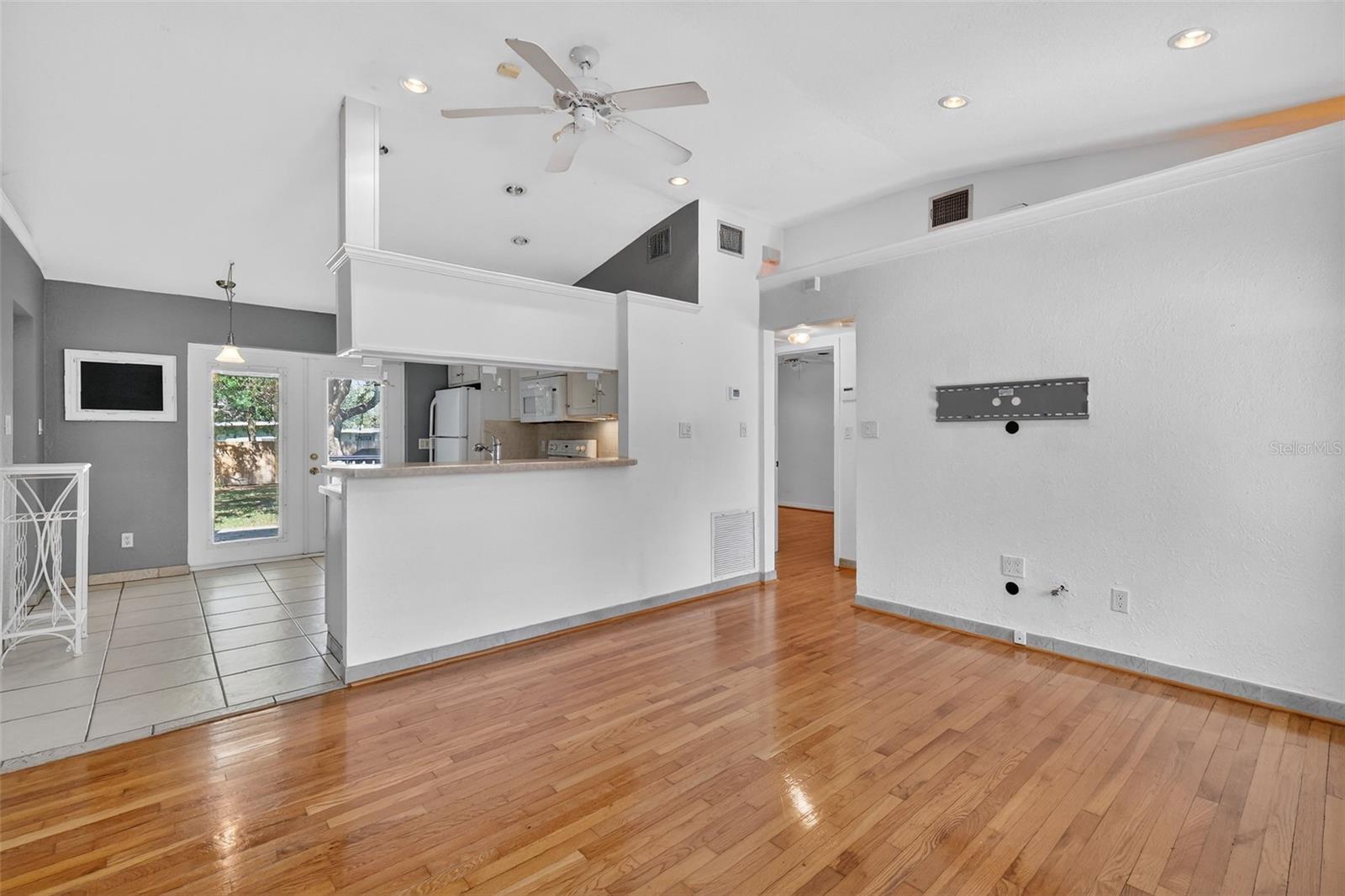 Listing photo id 4 for 2919 Hargill Drive