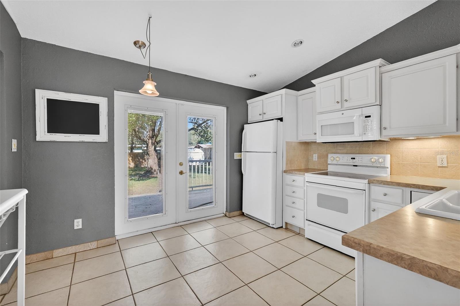 Listing photo id 5 for 2919 Hargill Drive