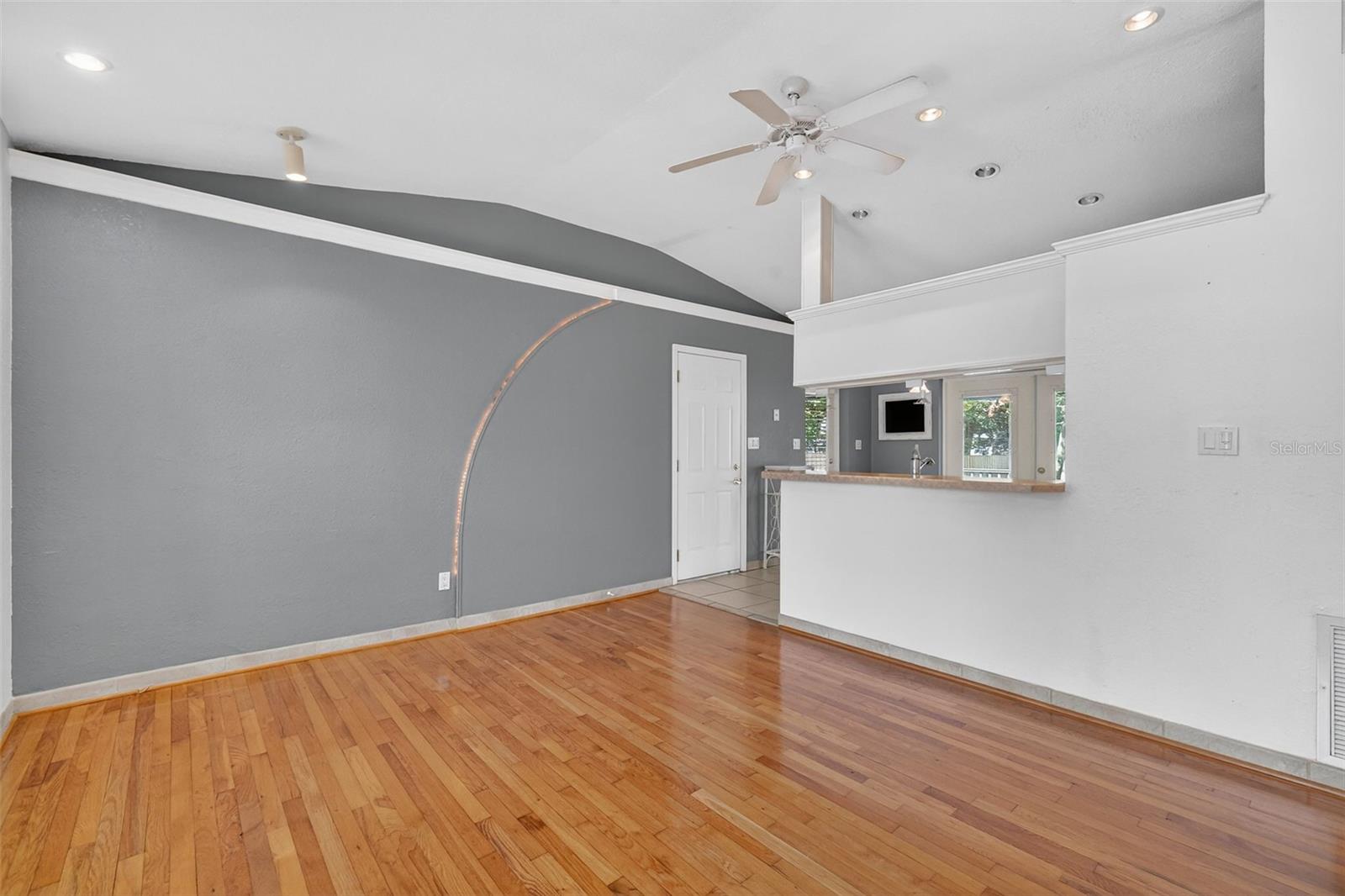 Listing photo id 6 for 2919 Hargill Drive